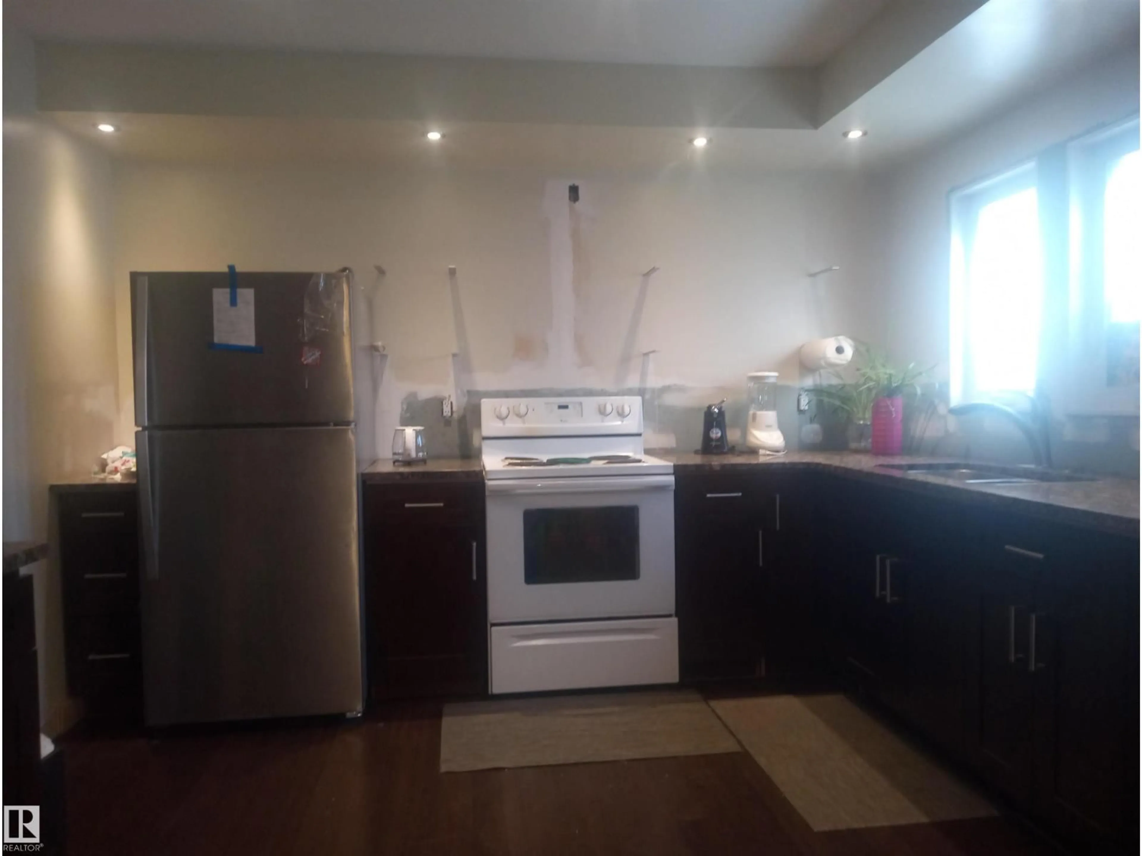 Standard kitchen, wood/laminate floor for NW - 11235 95 ST, Edmonton Alberta T5G1K8