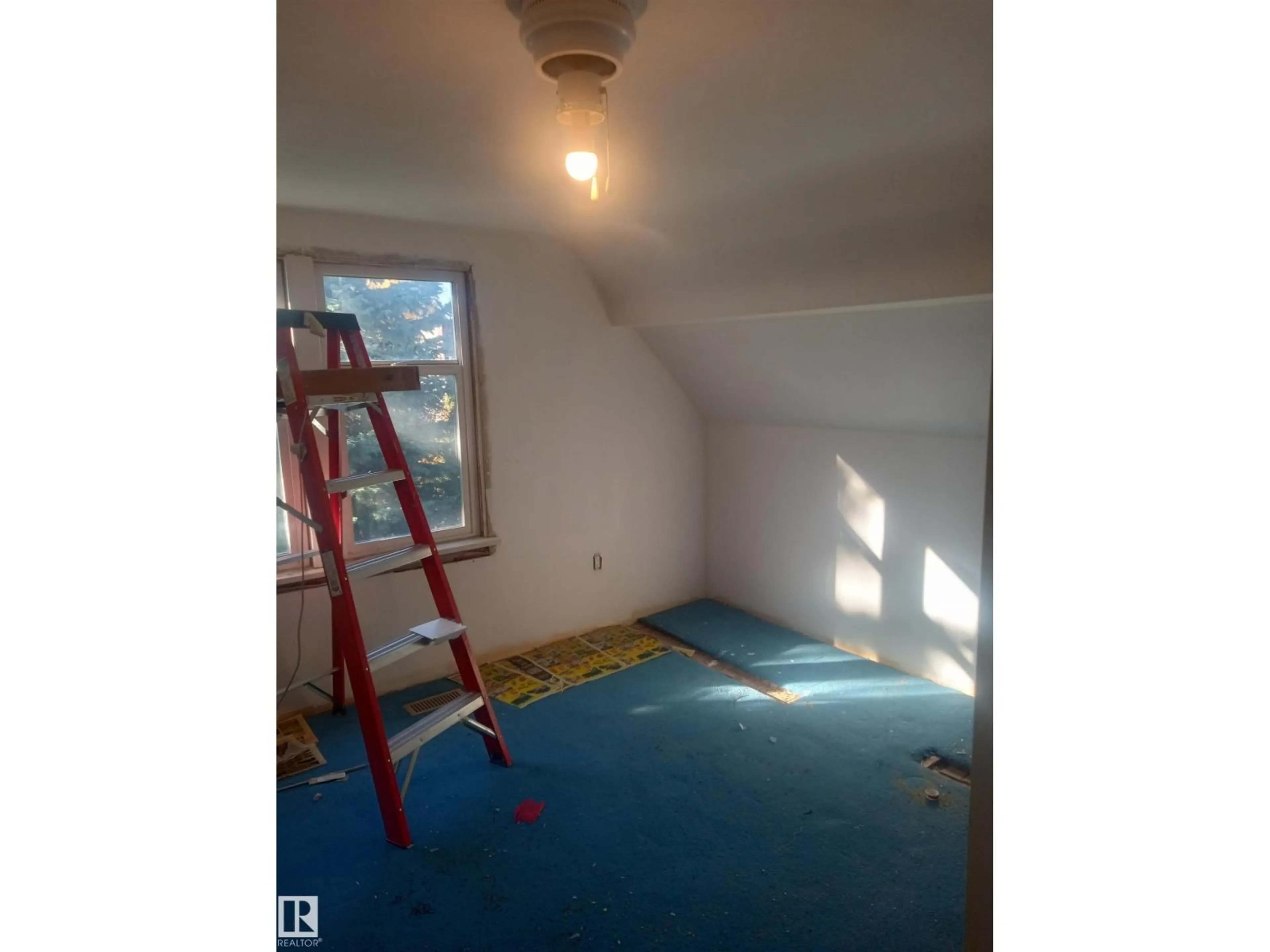 A pic of a room for NW - 11235 95 ST, Edmonton Alberta T5G1K8