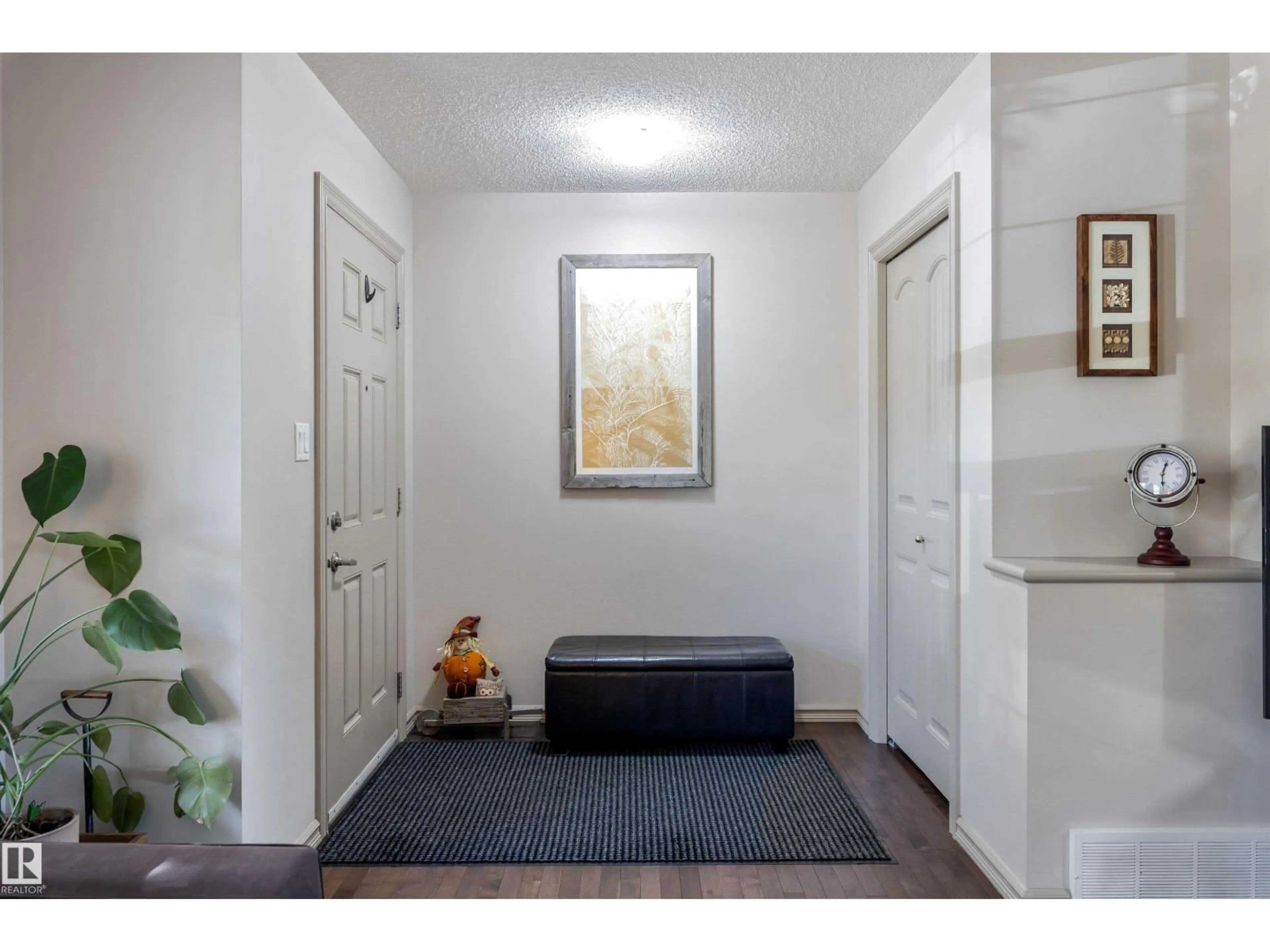 Indoor entryway for 21416 94 AV, Edmonton Alberta T5T4E5