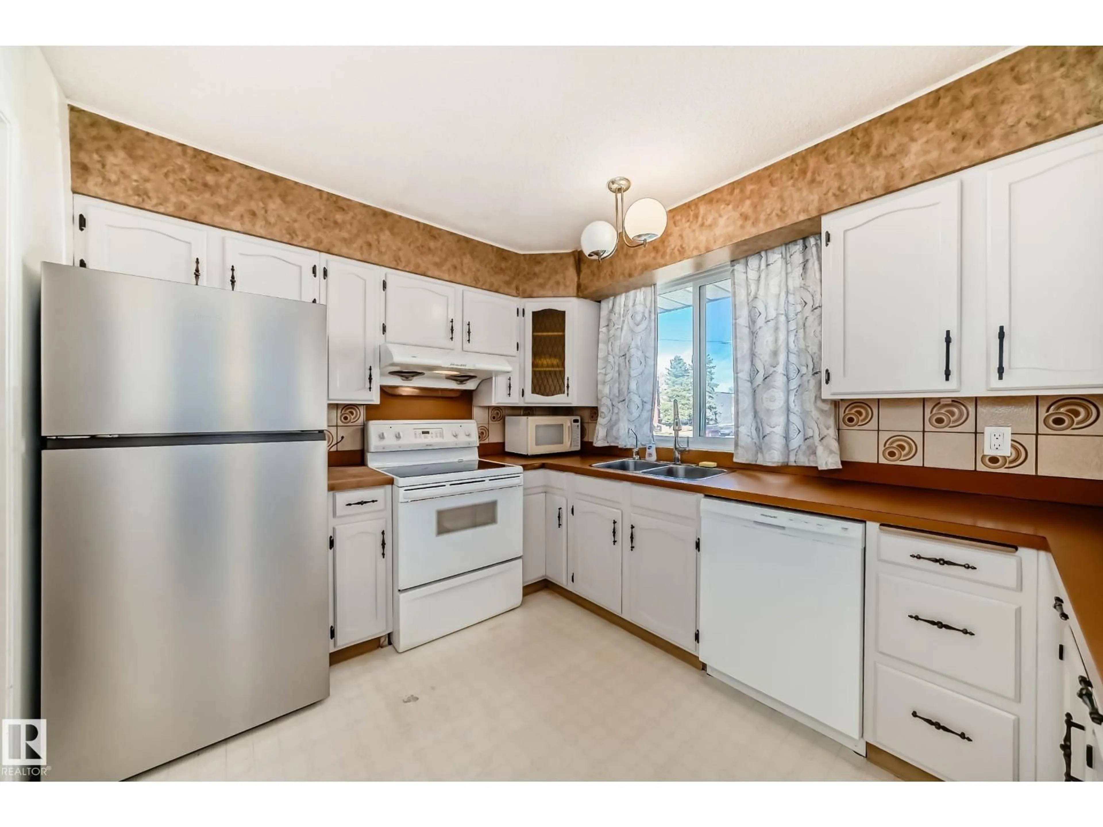 Standard kitchen, ceramic/tile floor for NW - 3827 105 ST, Edmonton Alberta T5K0Z5