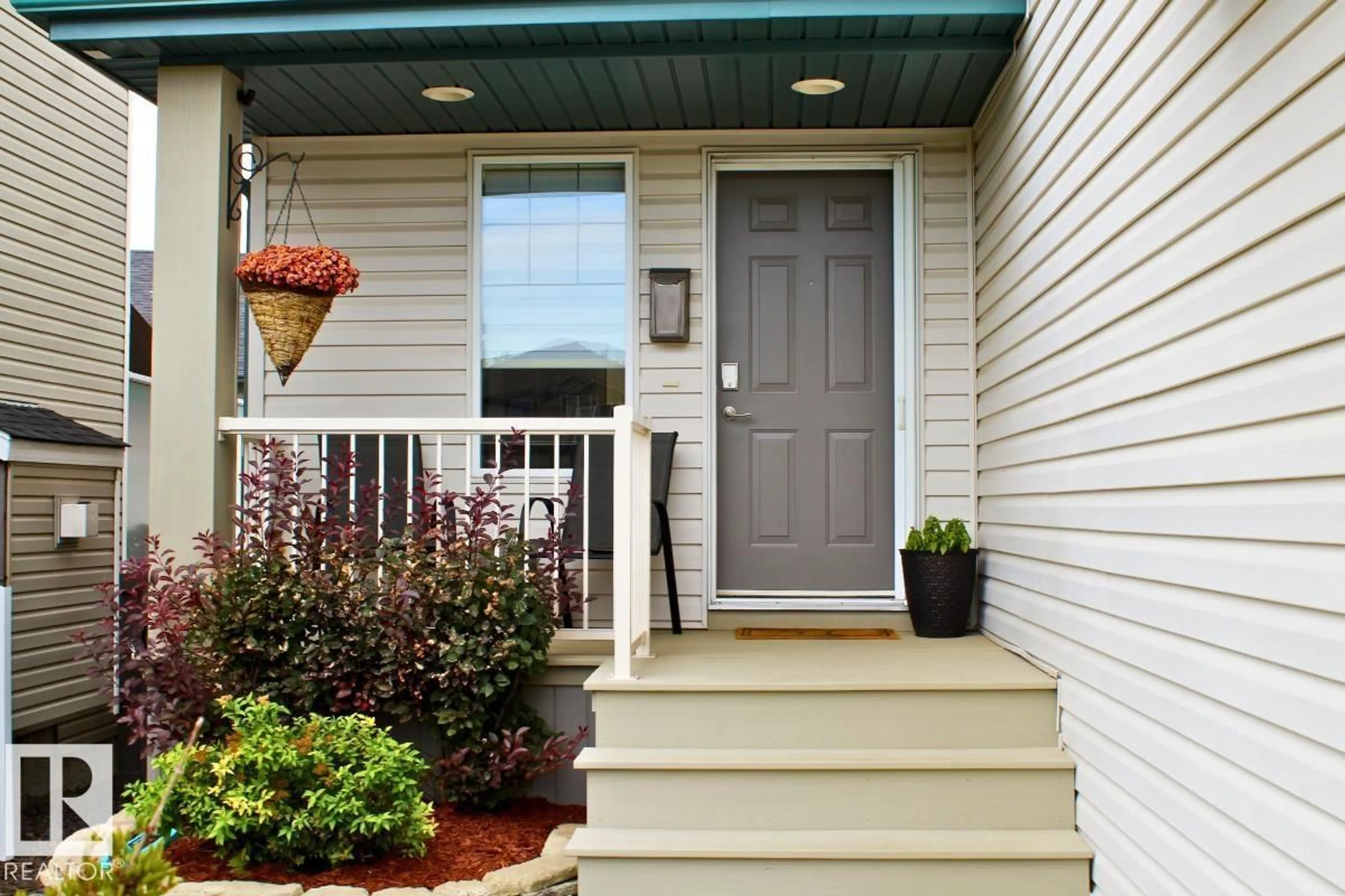 Home with vinyl exterior material, street for 137 HIGHGROVE CR, Sherwood Park Alberta T8A6J8