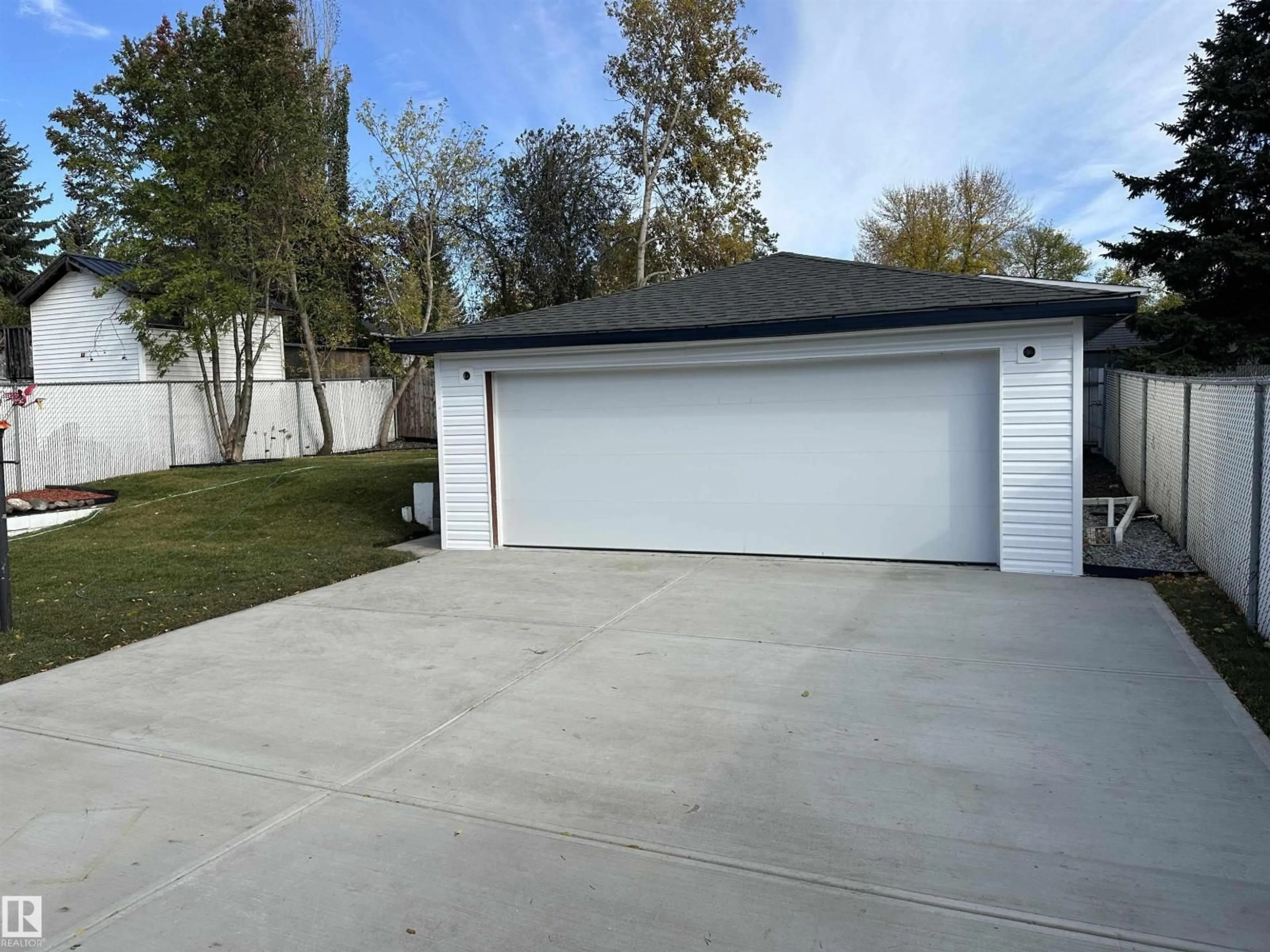 Indoor garage for 118 GEORGIAN WY, Sherwood Park Alberta T8A2W2