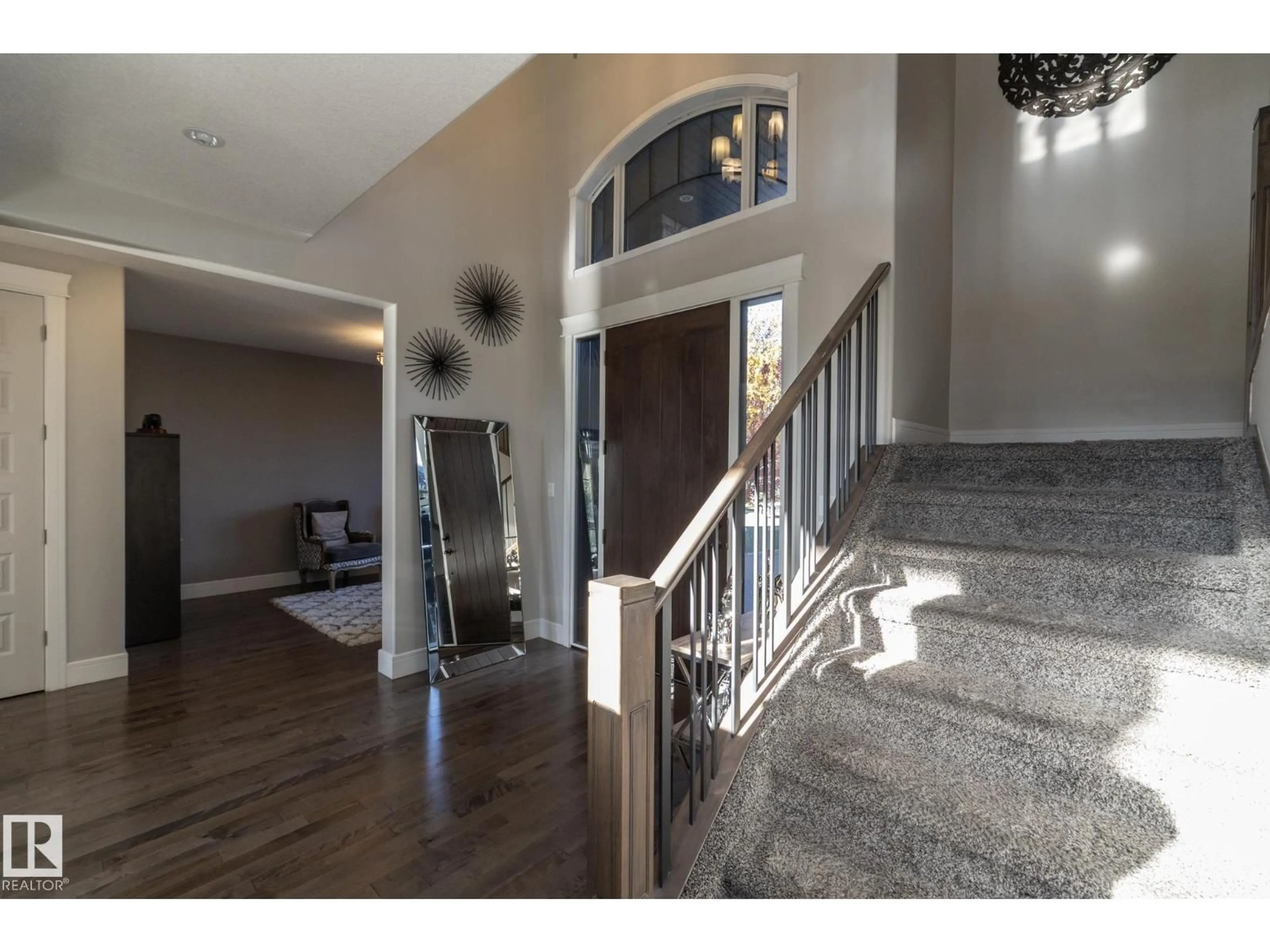 Indoor foyer for 20627 93 AV, Edmonton Alberta T5T4B2