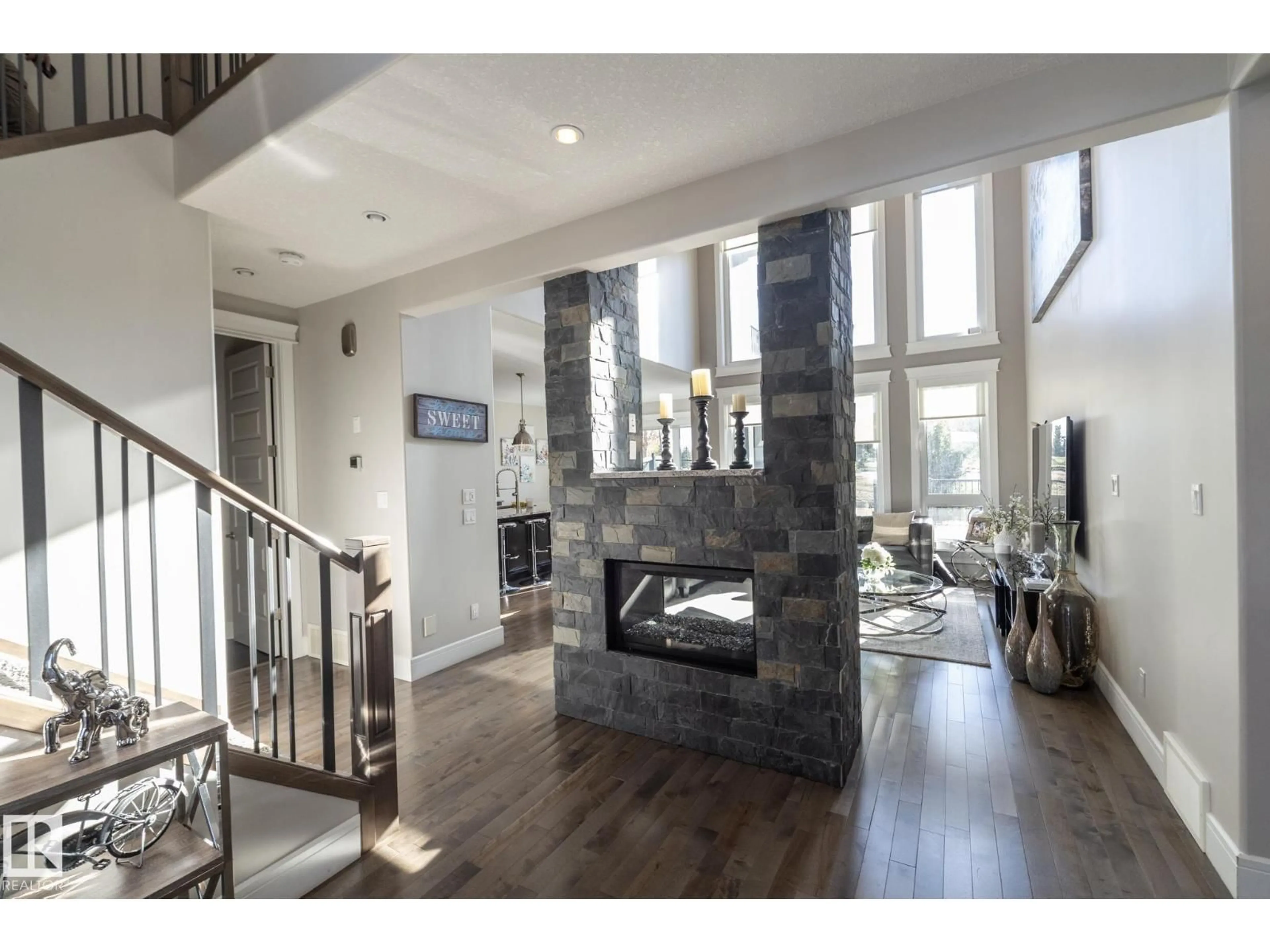Indoor entryway for 20627 93 AV, Edmonton Alberta T5T4B2