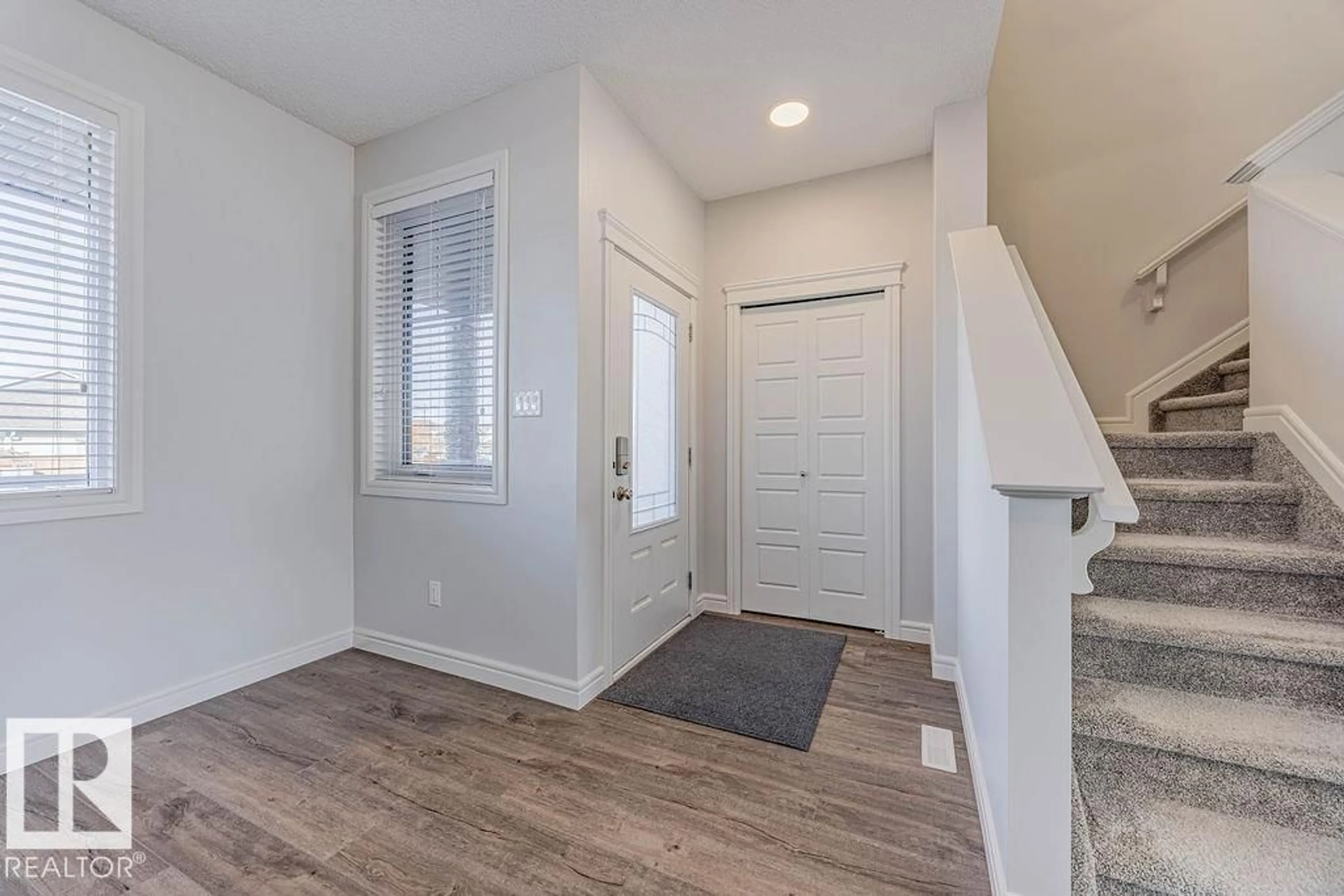 Indoor entryway for 85 SENTRY WY, Sherwood Park Alberta T8H1B1