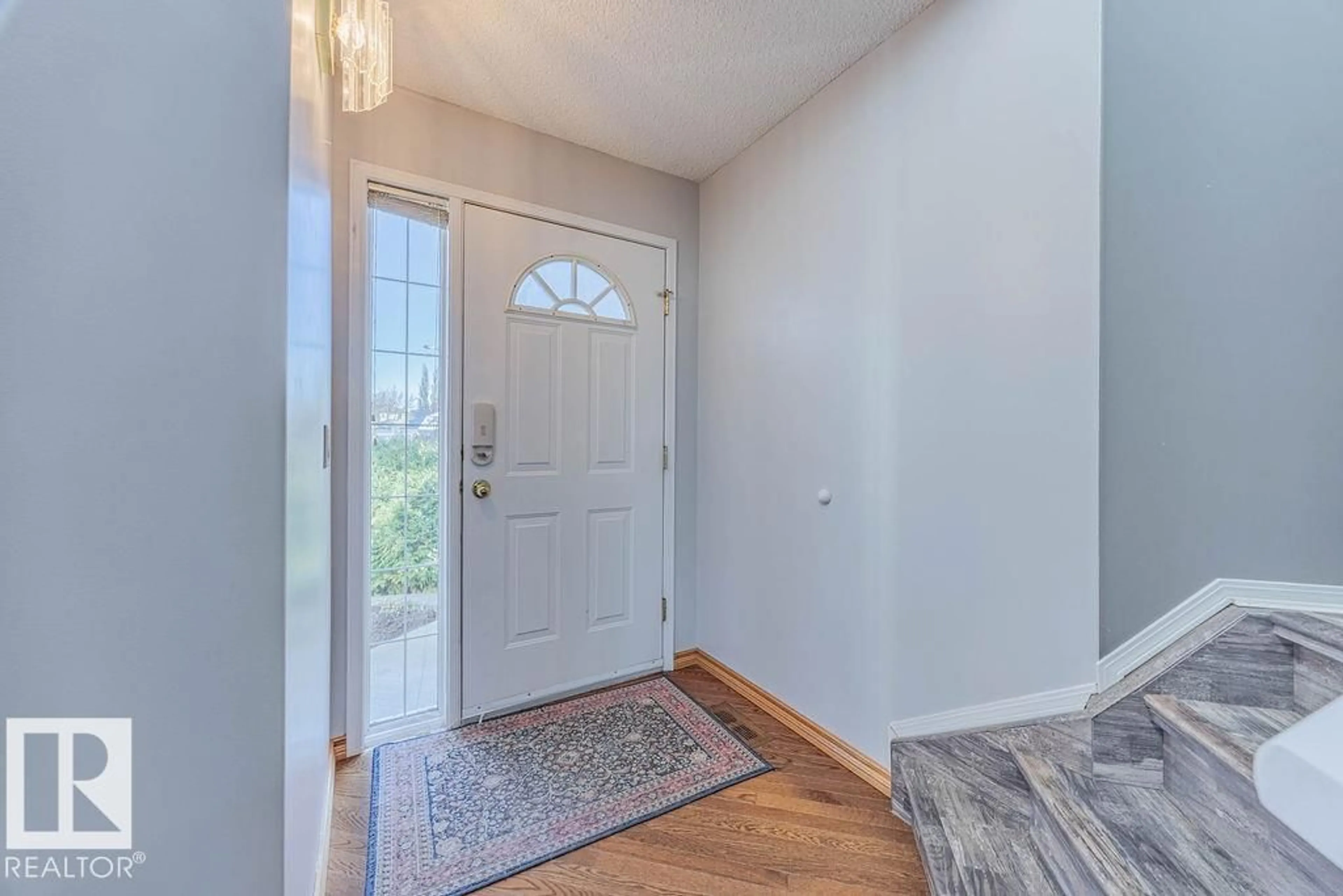 Indoor entryway for 9 DONNELY TC, Sherwood Park Alberta T8H2B2