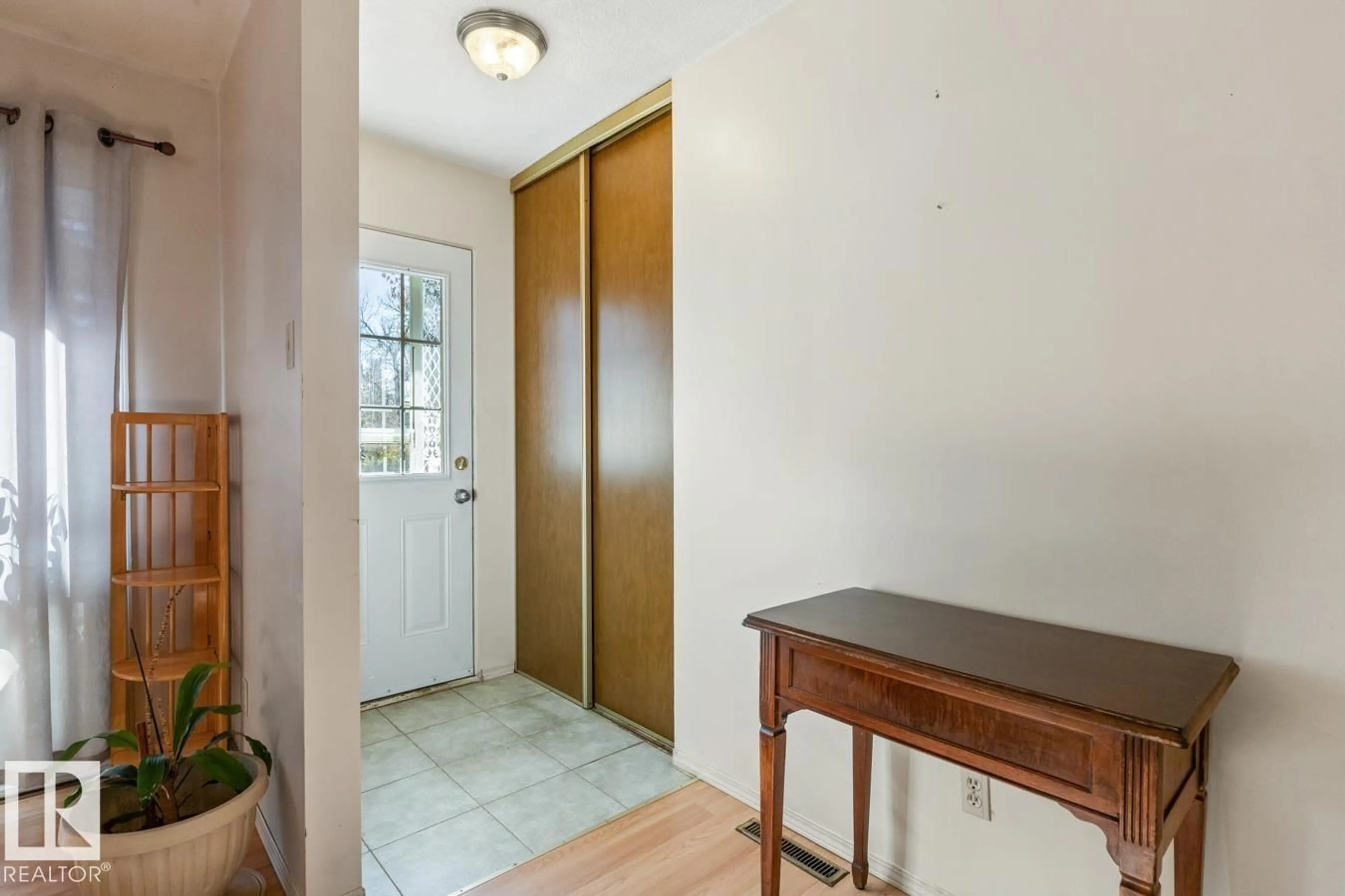 Indoor entryway for 789 ALDER AV, Sherwood Park Alberta T8A1V1