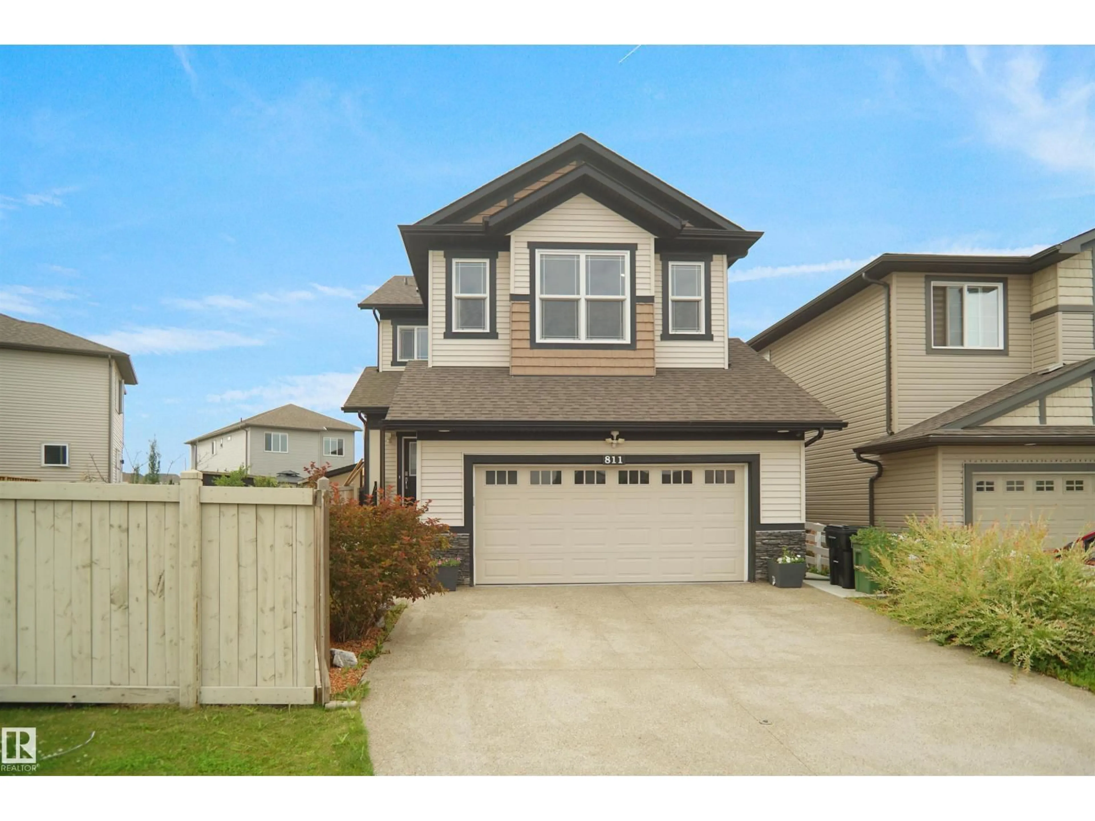 Home with vinyl exterior material, street for 811 35 AV, Edmonton Alberta T6T1A3