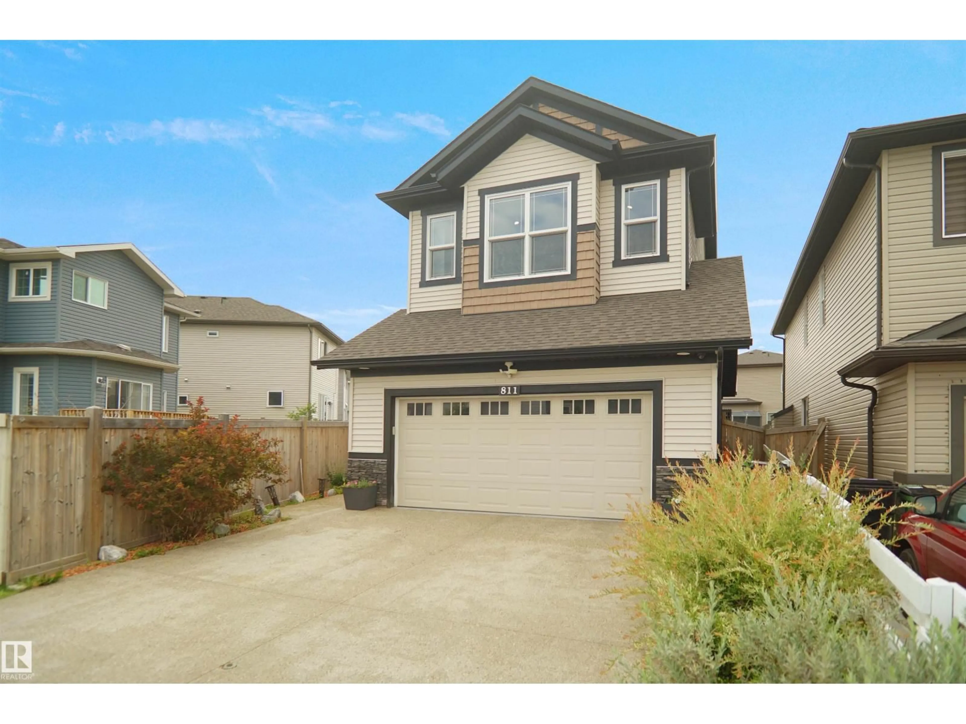 Home with vinyl exterior material, street for 811 35 AV, Edmonton Alberta T6T1A3