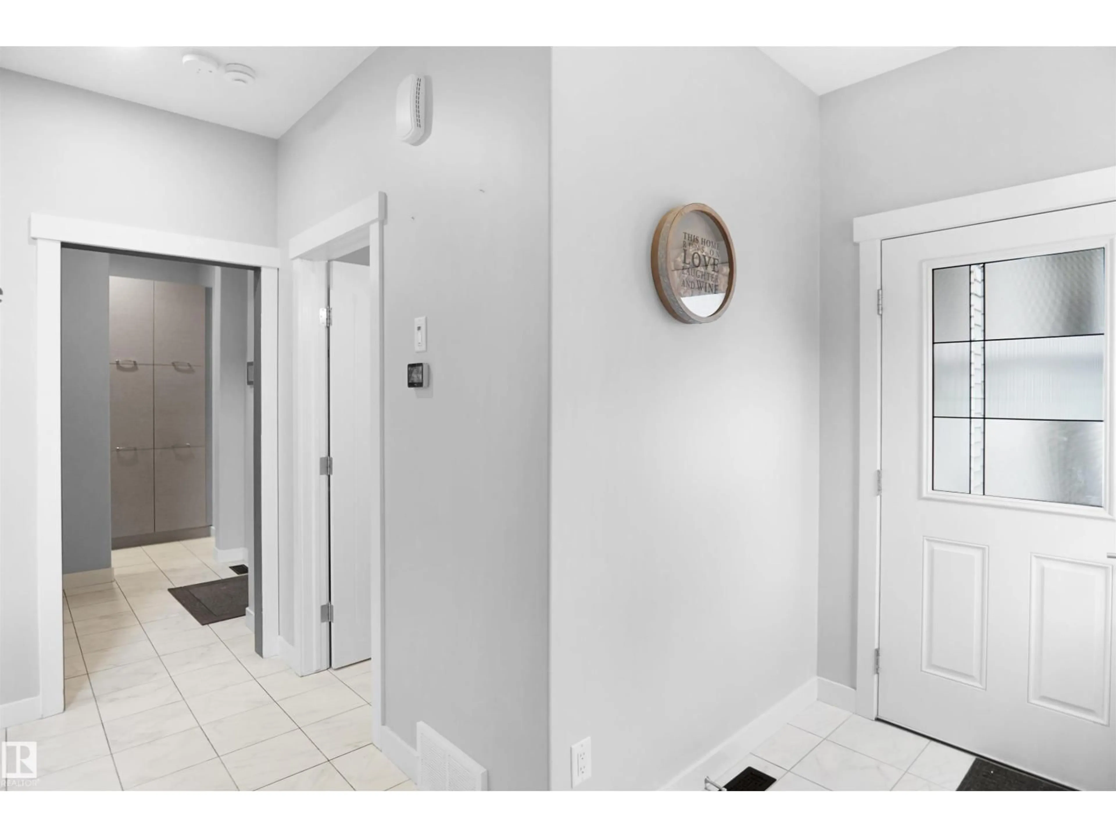 Indoor entryway for 811 35 AV, Edmonton Alberta T6T1A3