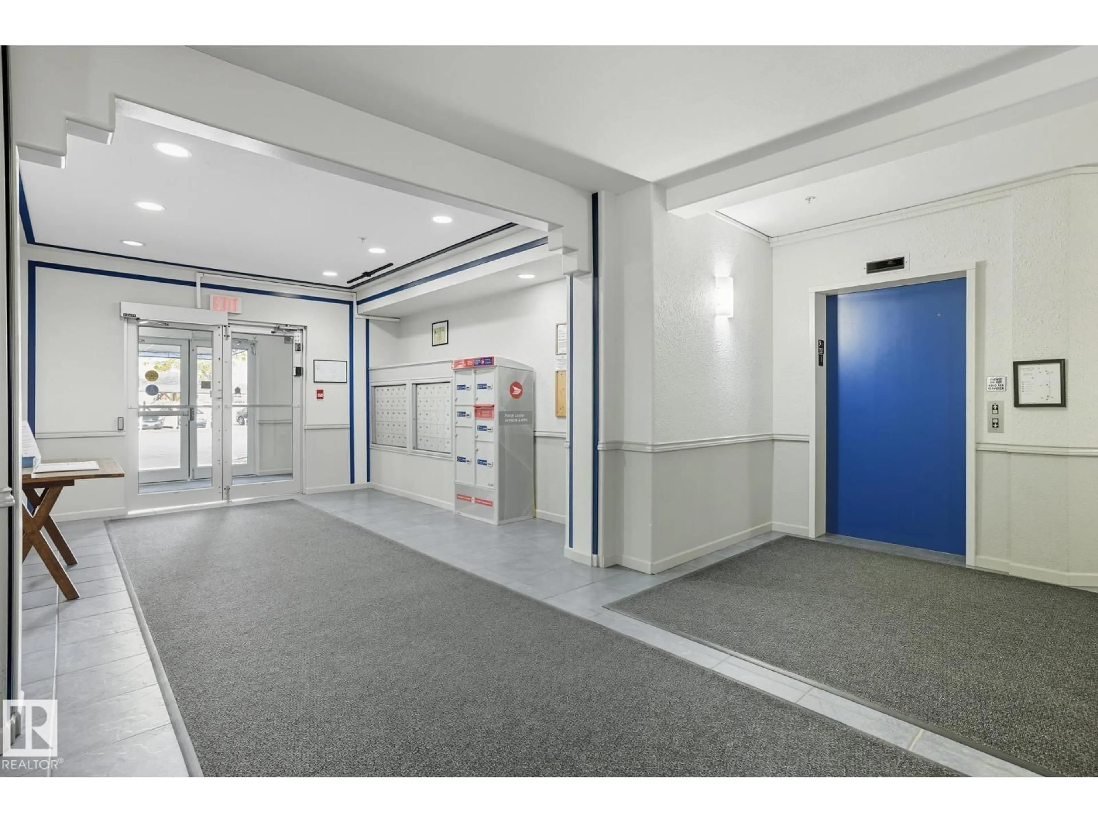 Indoor foyer for 130 17447 98A AV NW, Edmonton Alberta T5T6M4