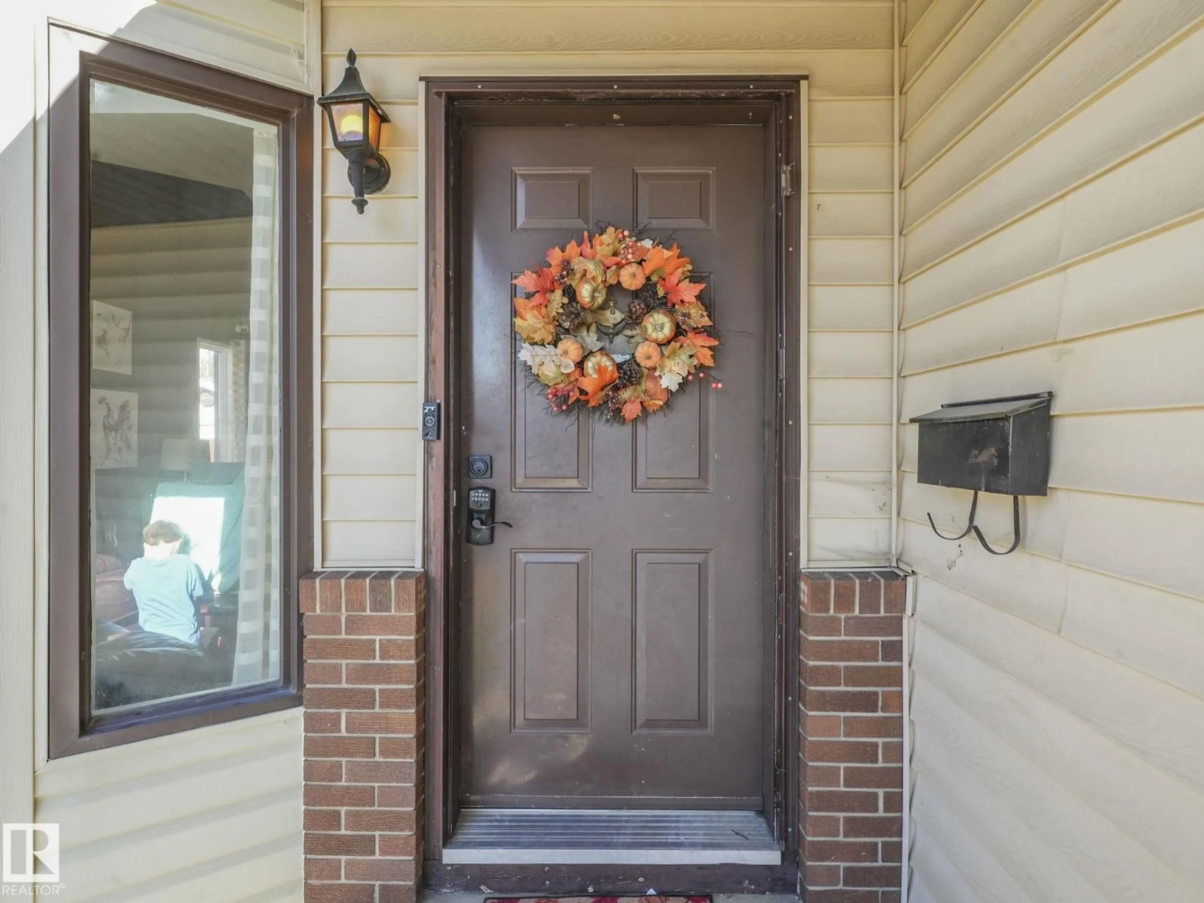 Indoor entryway for 9824 164 AV, Edmonton Alberta T5X5H6