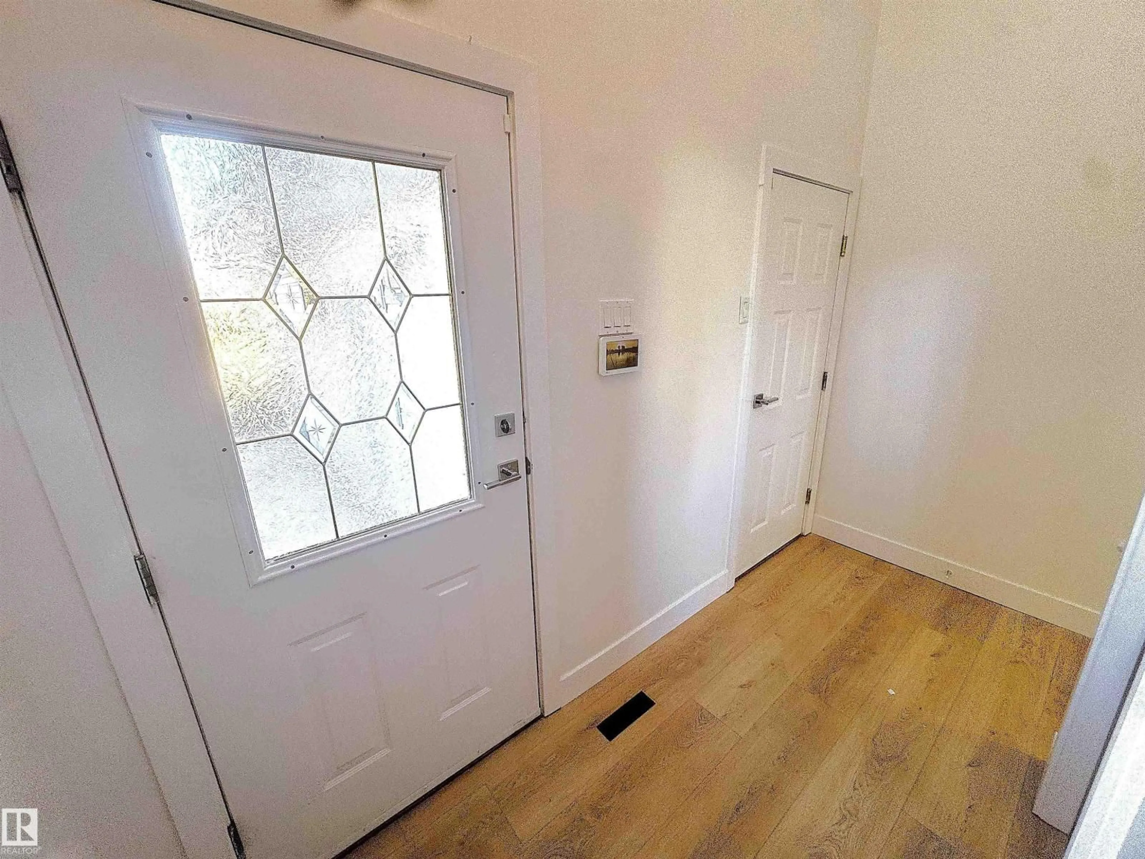 Indoor entryway for 4337 21 AV, Edmonton Alberta T6L6L8