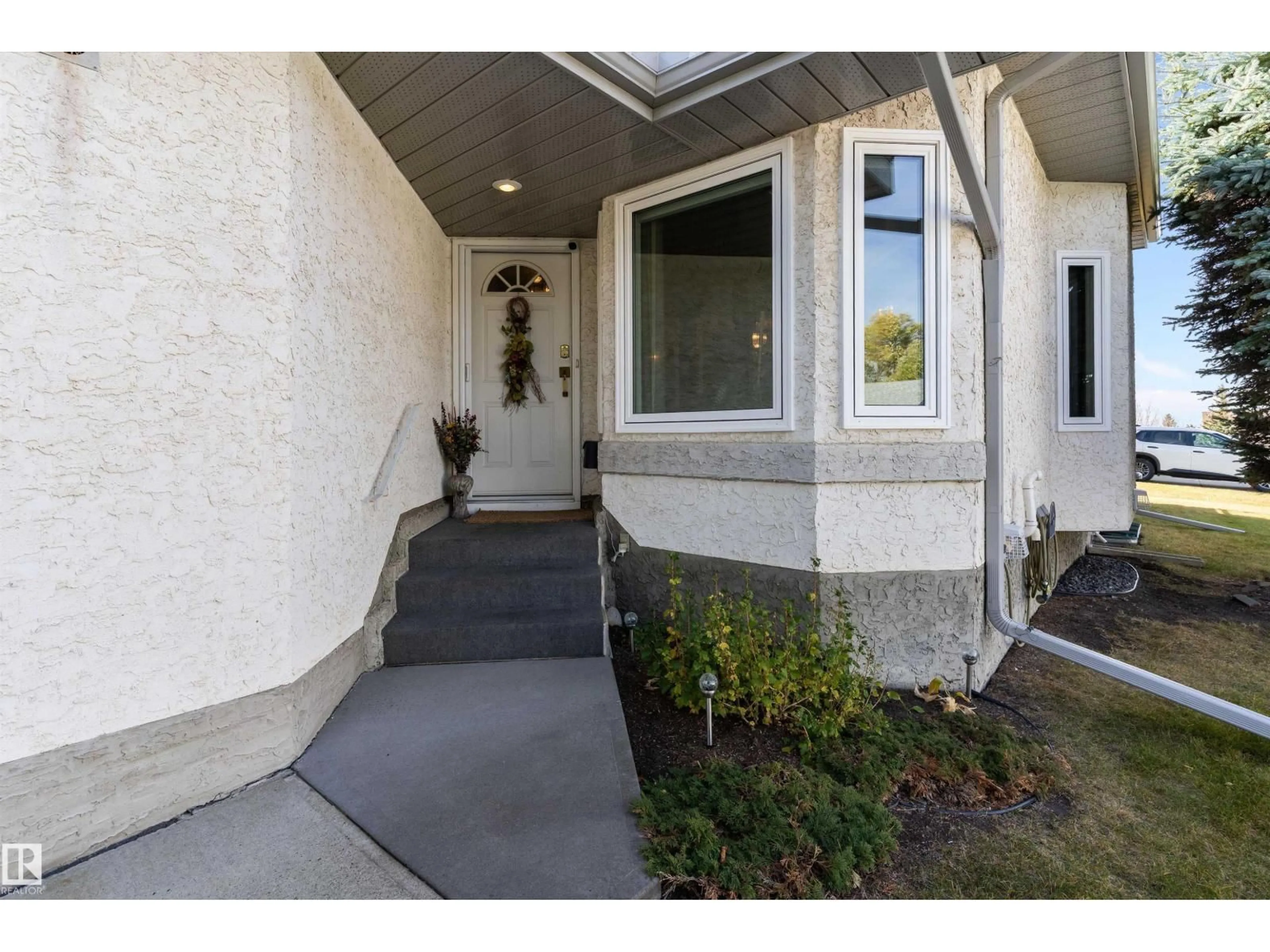 Indoor entryway for NW - 6562 158 AV, Edmonton Alberta T5Y2S7