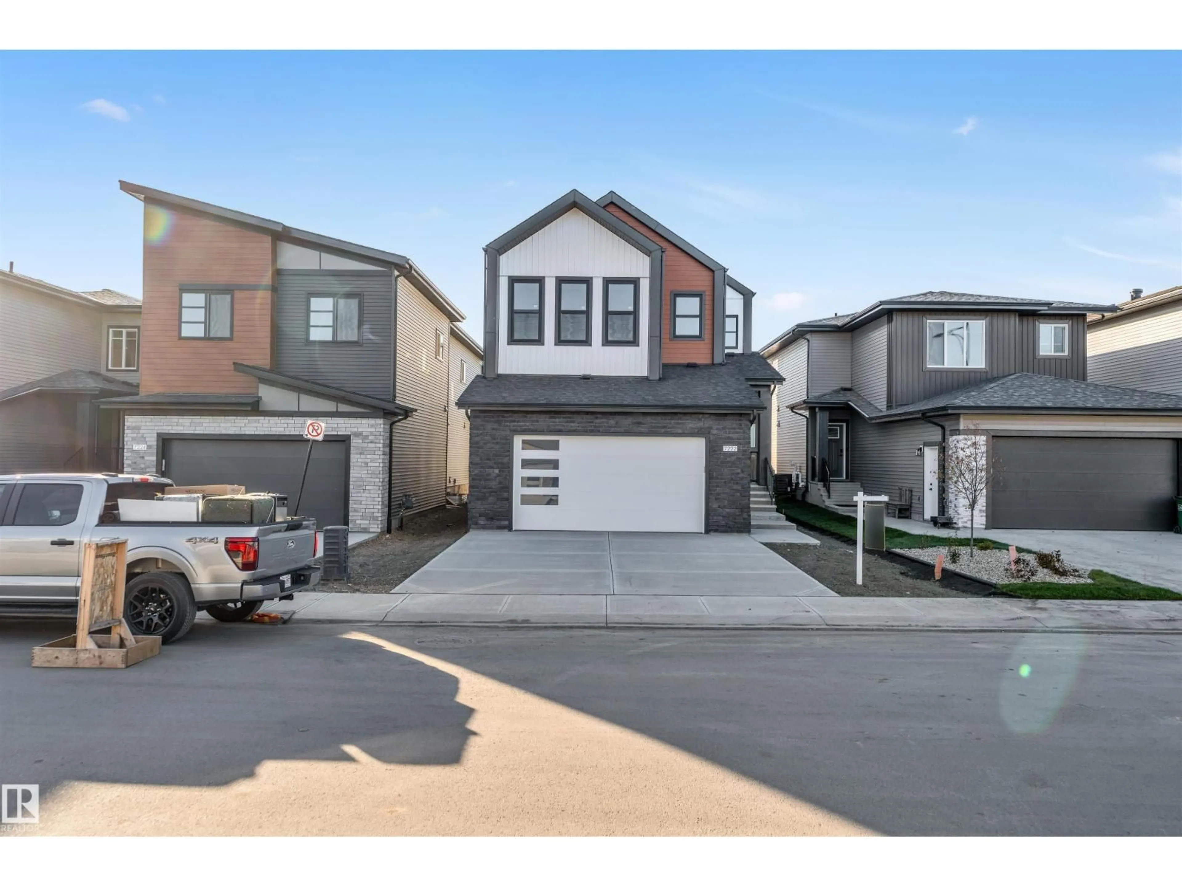 A pic from outside/outdoor area/front of a property/back of a property/a pic from drone, street for 7663 KIMIWAN CR, Edmonton Alberta T6W5N6