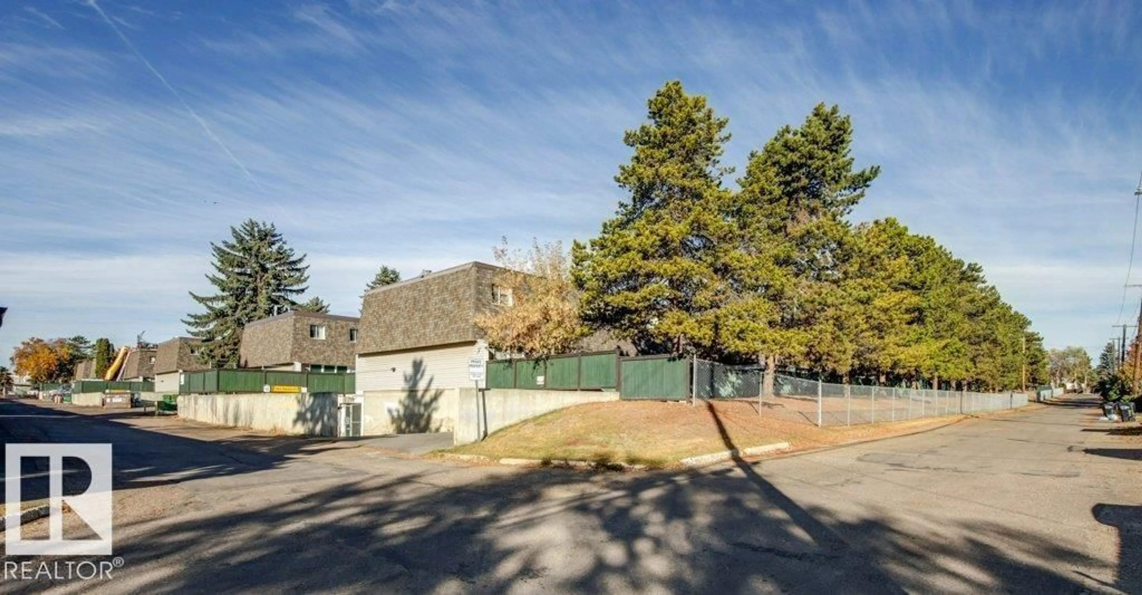 A pic from outside/outdoor area/front of a property/back of a property/a pic from drone, street for 412 VILLAGE ON THE GREEN GR, Edmonton Alberta T5A1H2