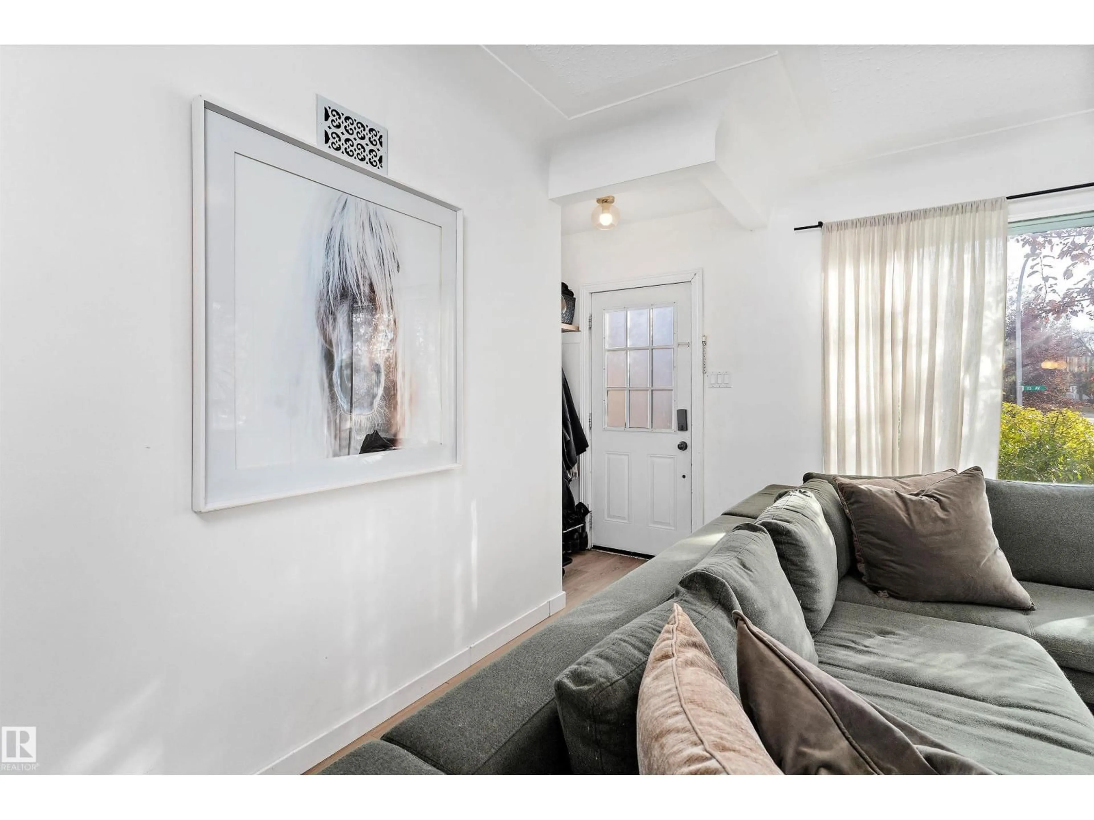 Indoor entryway for 10632 73 AV, Edmonton Alberta T6E1C4