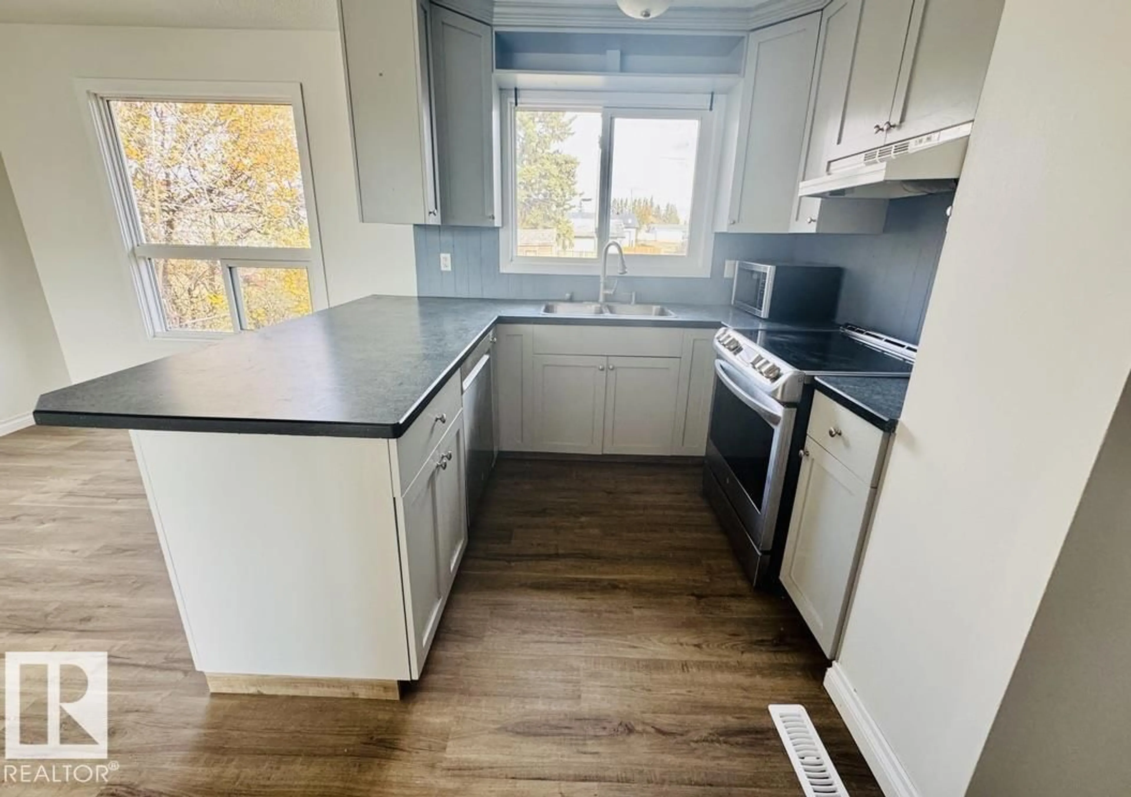 Standard kitchen, wood/laminate floor for 5114 52 AV, St. Paul Town Alberta T0A3A1