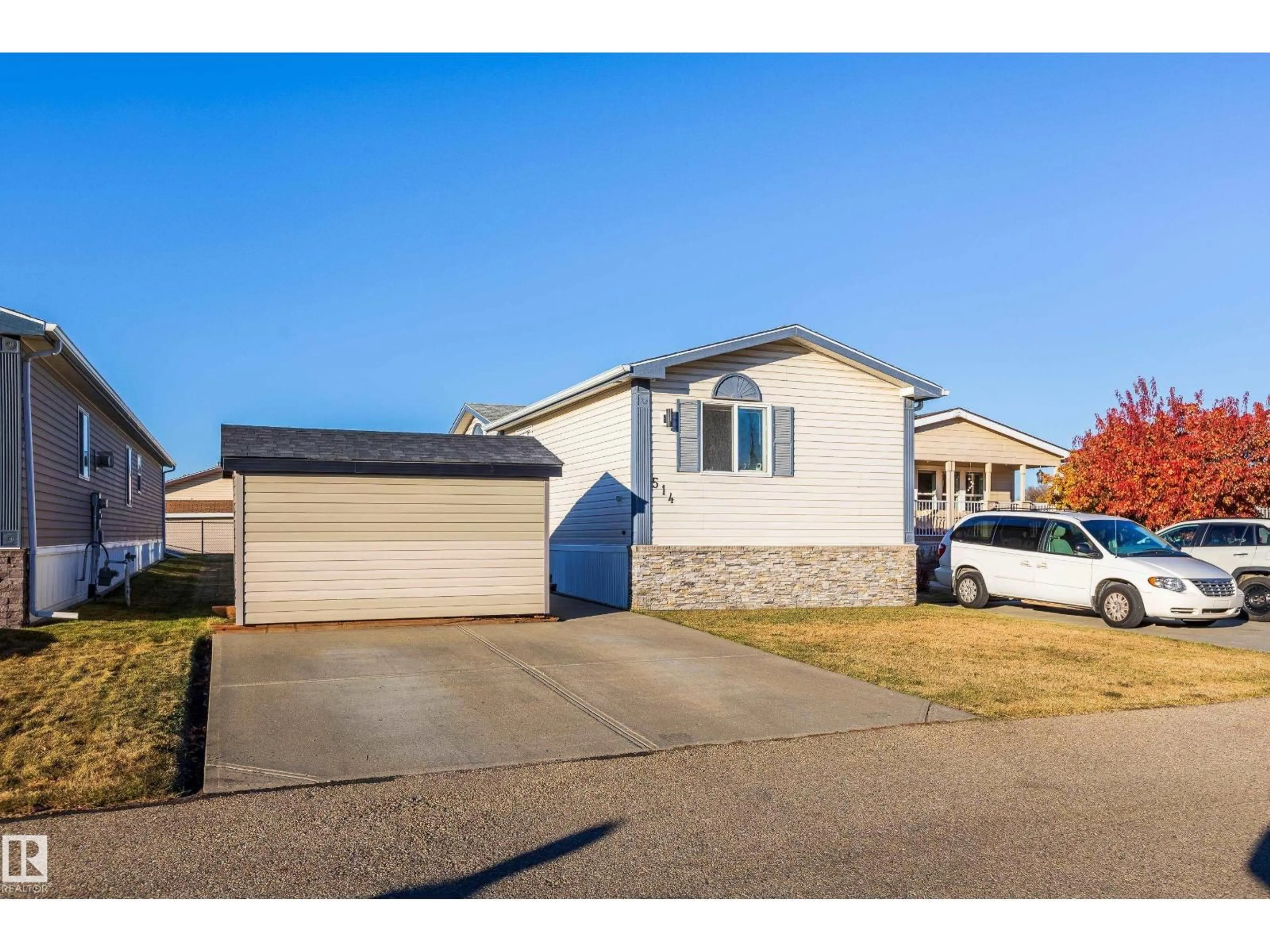 Home with vinyl exterior material, street for 514 MAPLE WOOD CR, Edmonton Alberta T6P0A9