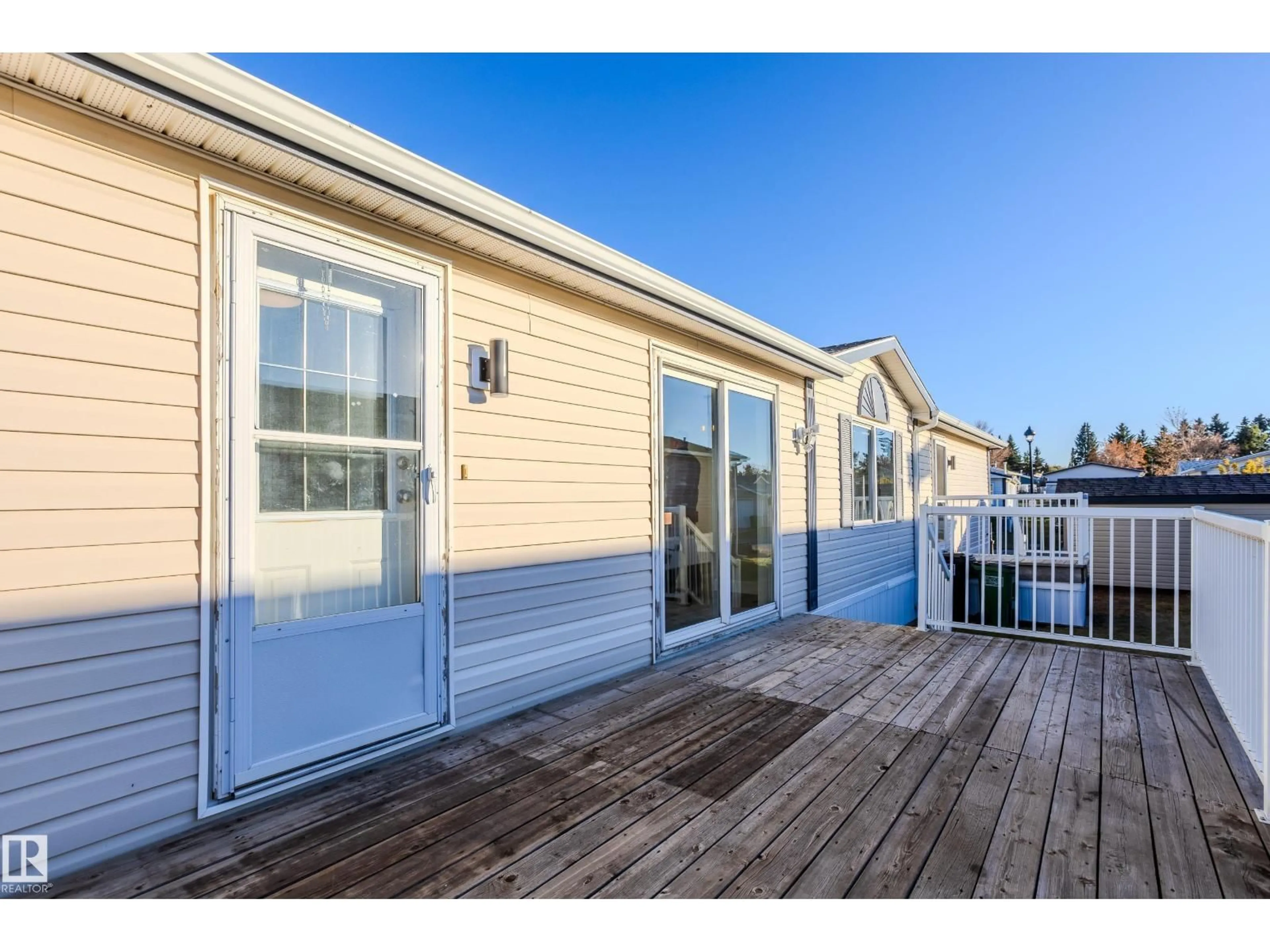 Home with vinyl exterior material, water/lake/river/ocean view for 514 MAPLE WOOD CR, Edmonton Alberta T6P0A9