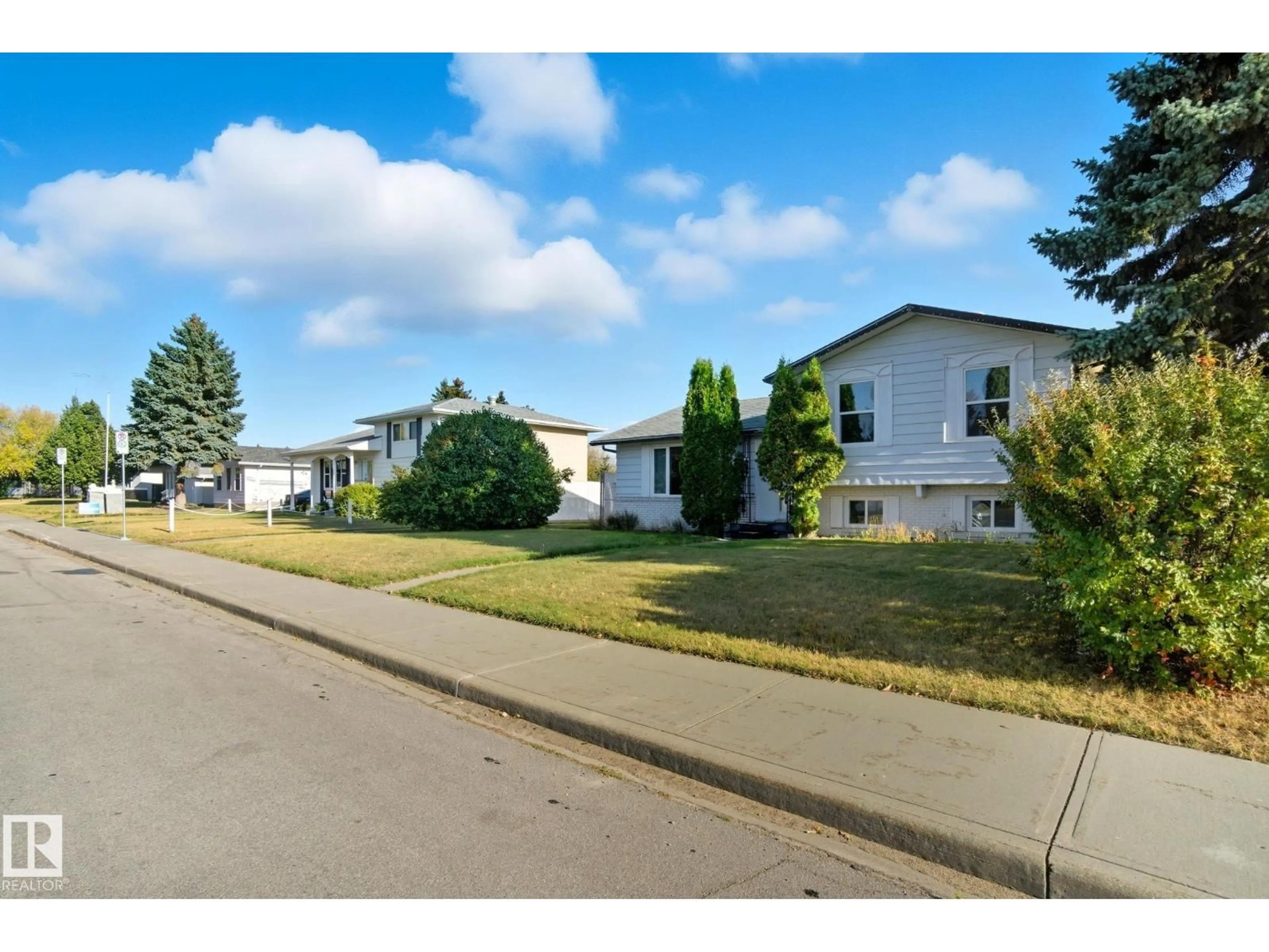 A pic from outside/outdoor area/front of a property/back of a property/a pic from drone, street for 14239 53 ST, Edmonton Alberta T5A1L6