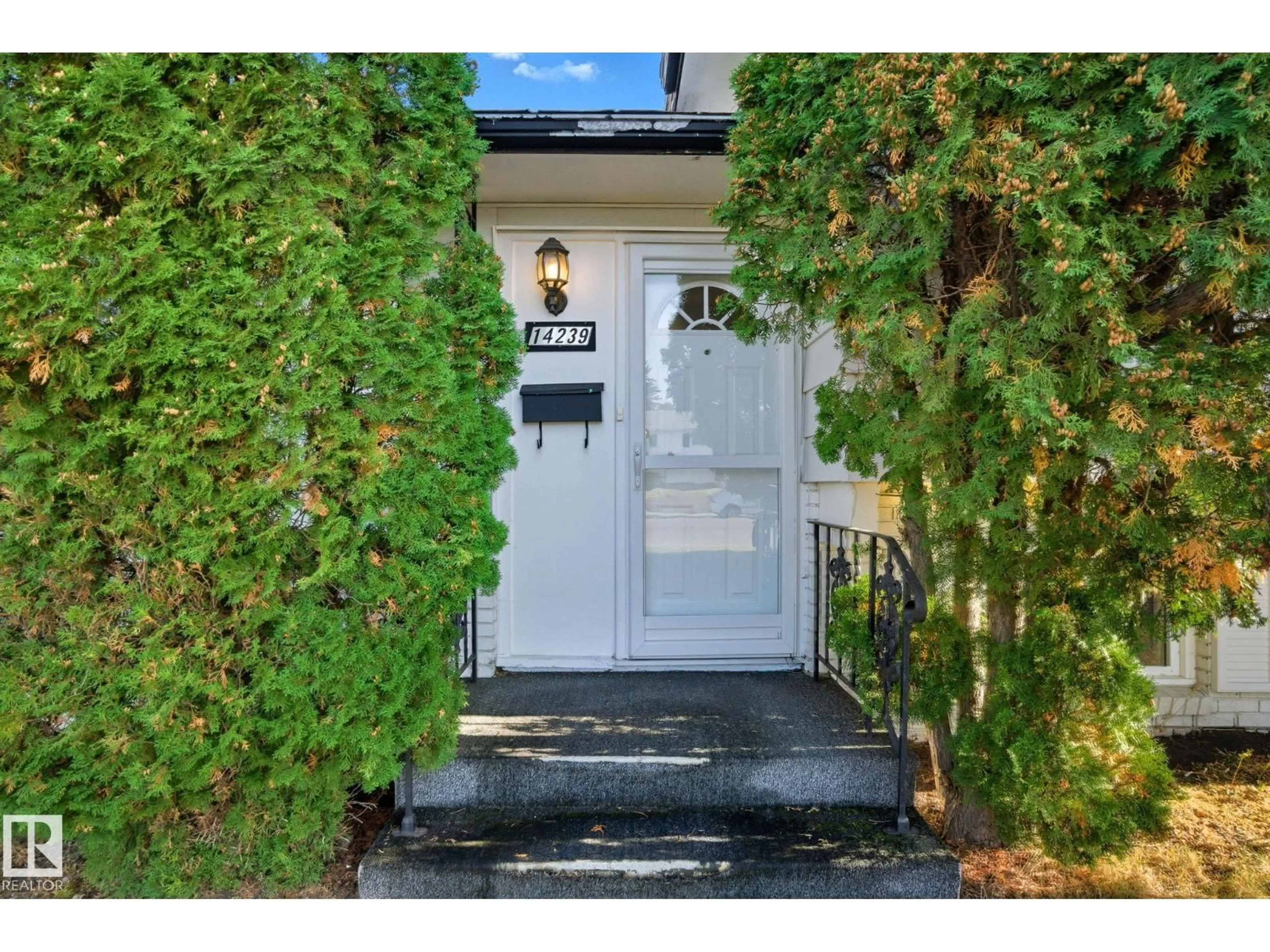 Indoor entryway for 14239 53 ST, Edmonton Alberta T5A1L6