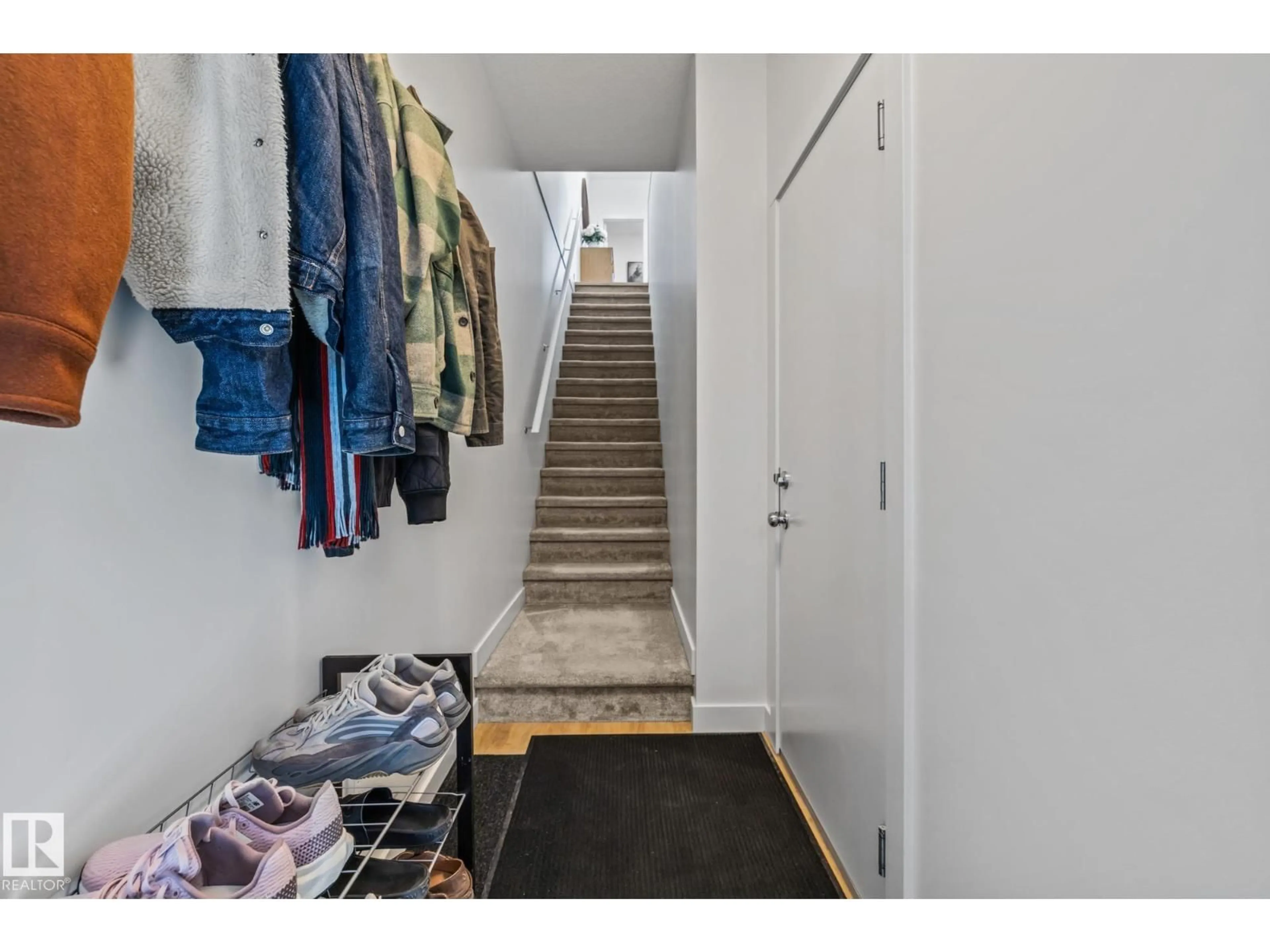 Indoor entryway for 100 - 27 JENSEN LAKES BV, St. Albert Alberta T8N7T9