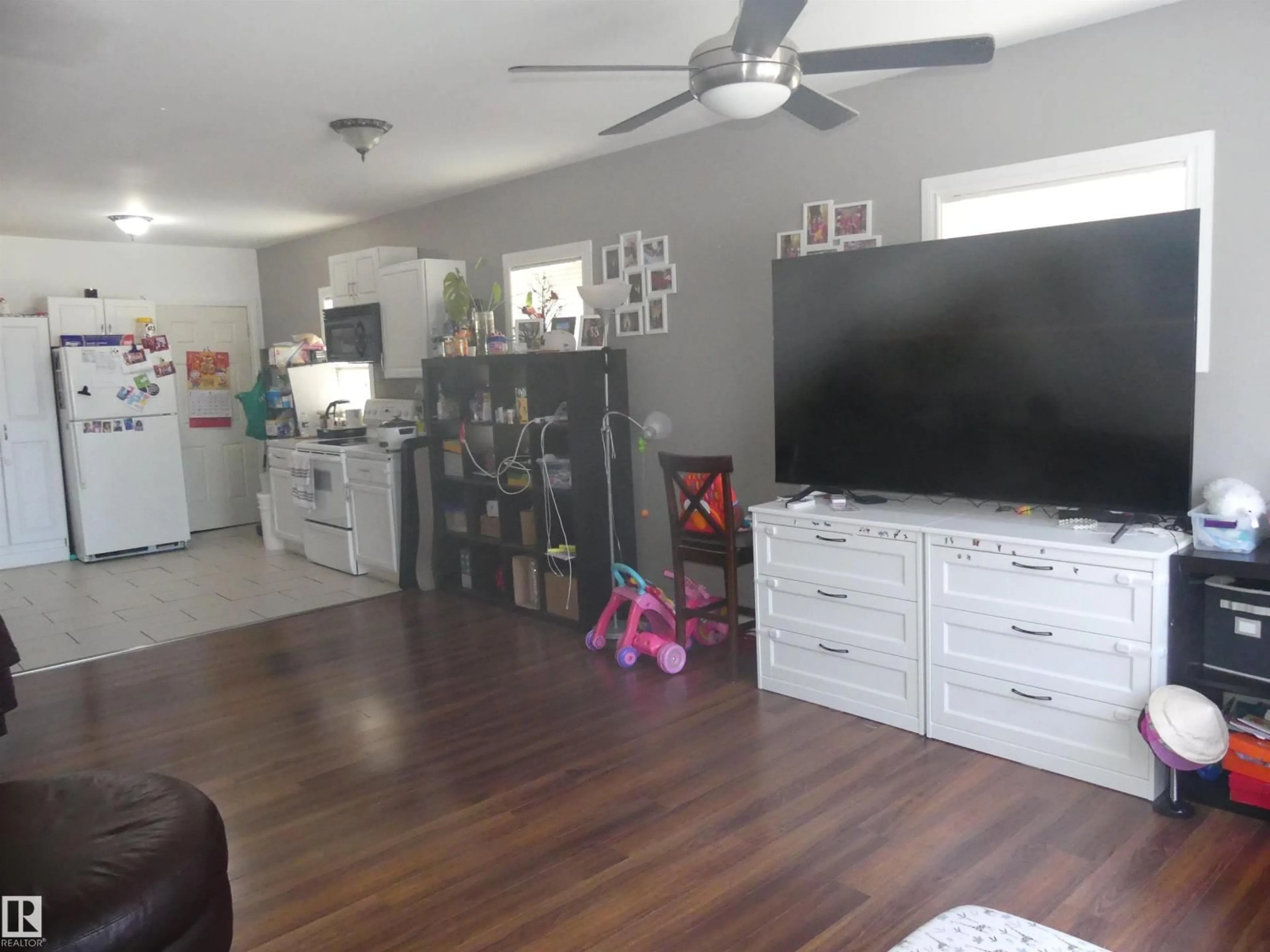 A pic of a room for 10618 96 ST, Edmonton Alberta T5H2J2