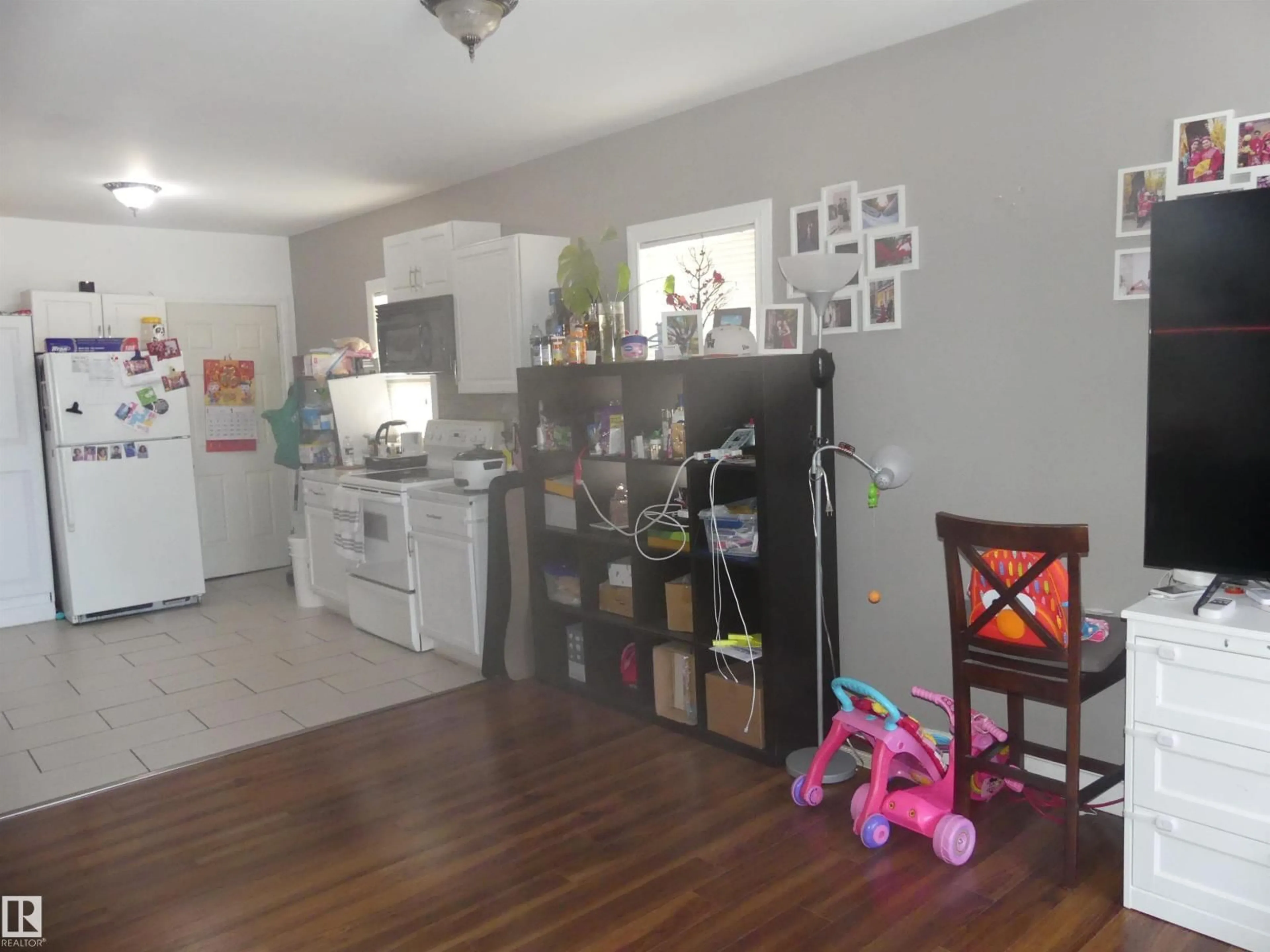 A pic of a room for 10618 96 ST, Edmonton Alberta T5H2J2