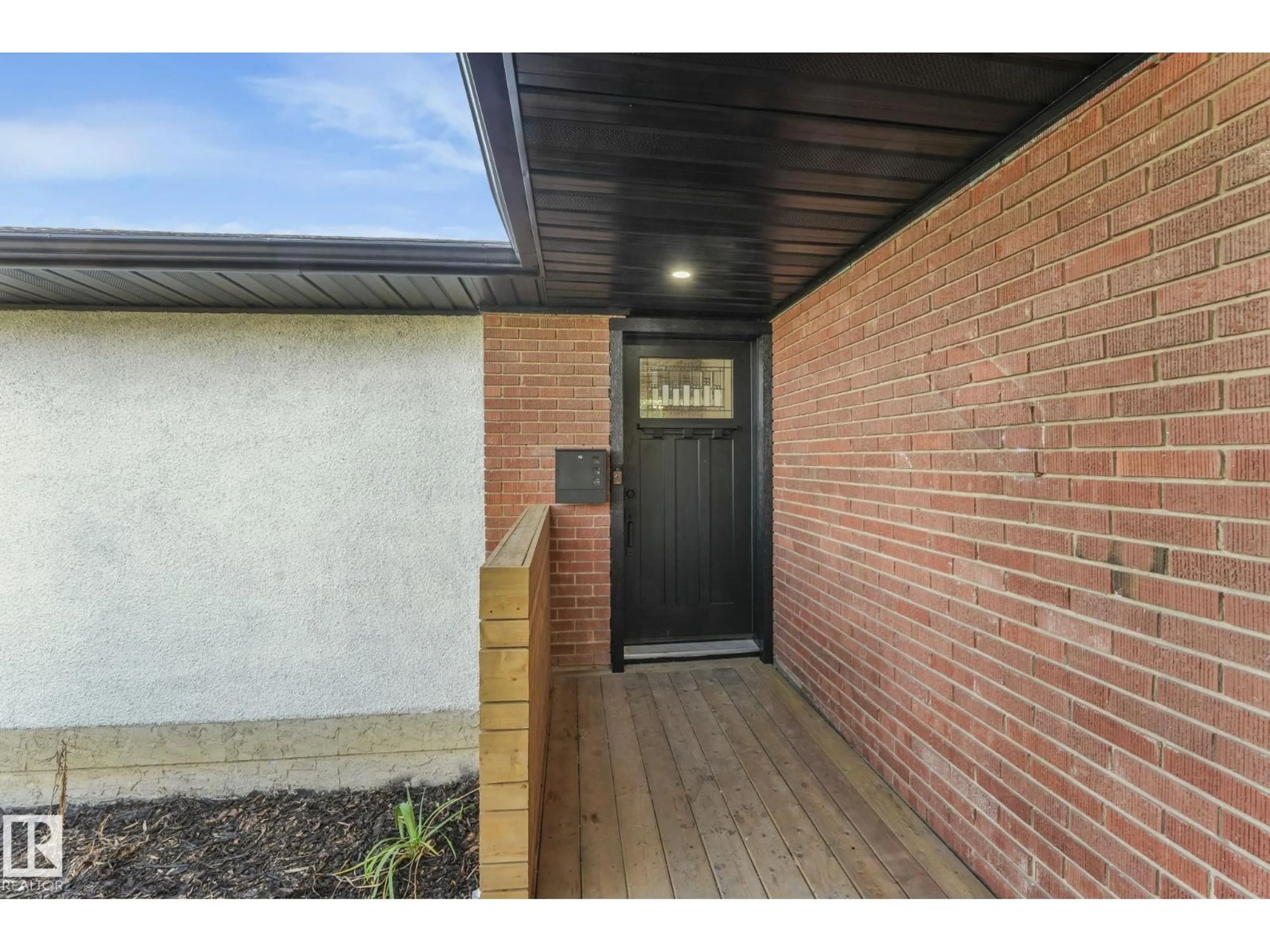 Indoor entryway for 7404 82 ST, Edmonton Alberta T6C2X1