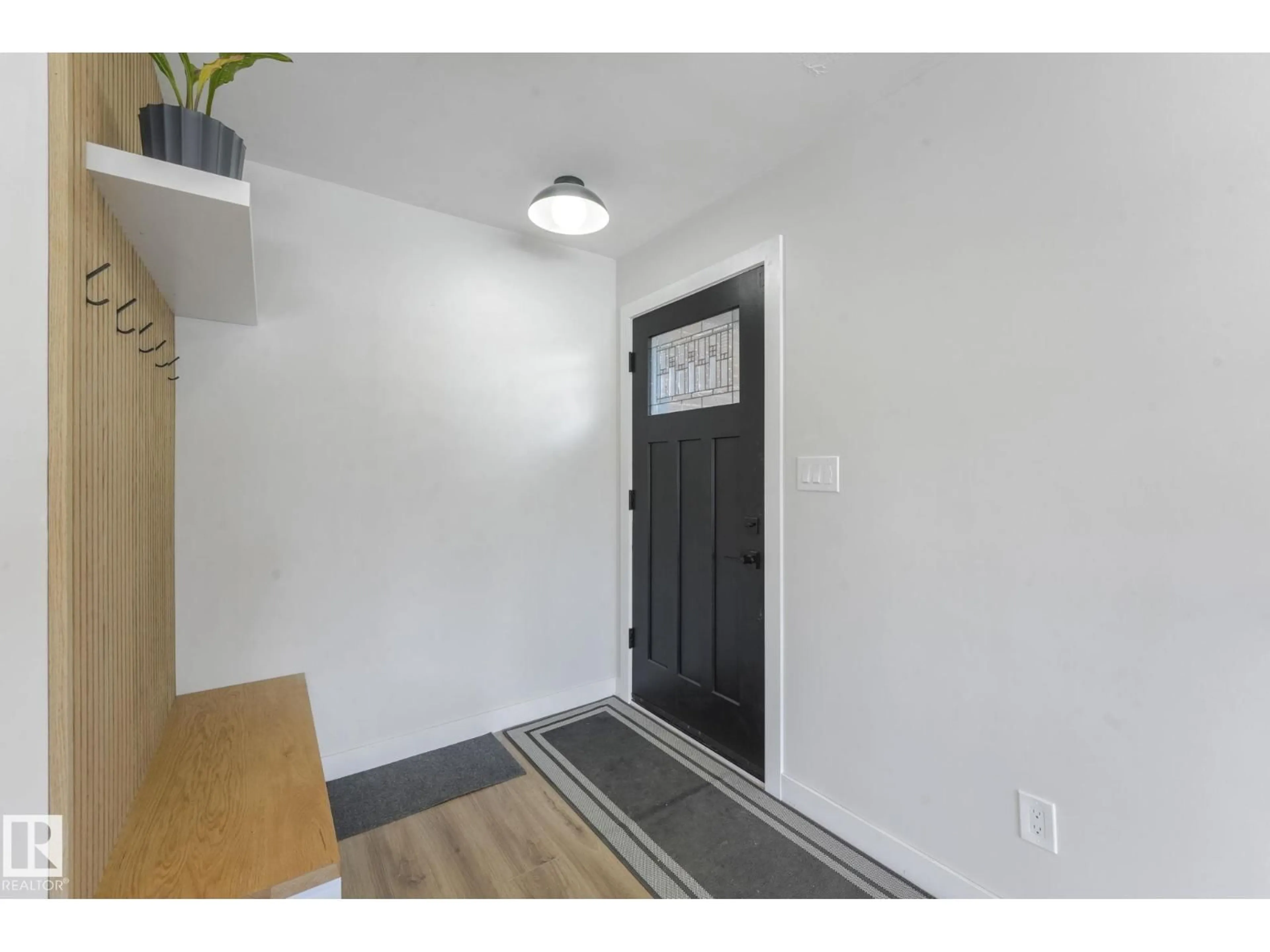Indoor entryway for 7404 82 ST, Edmonton Alberta T6C2X1