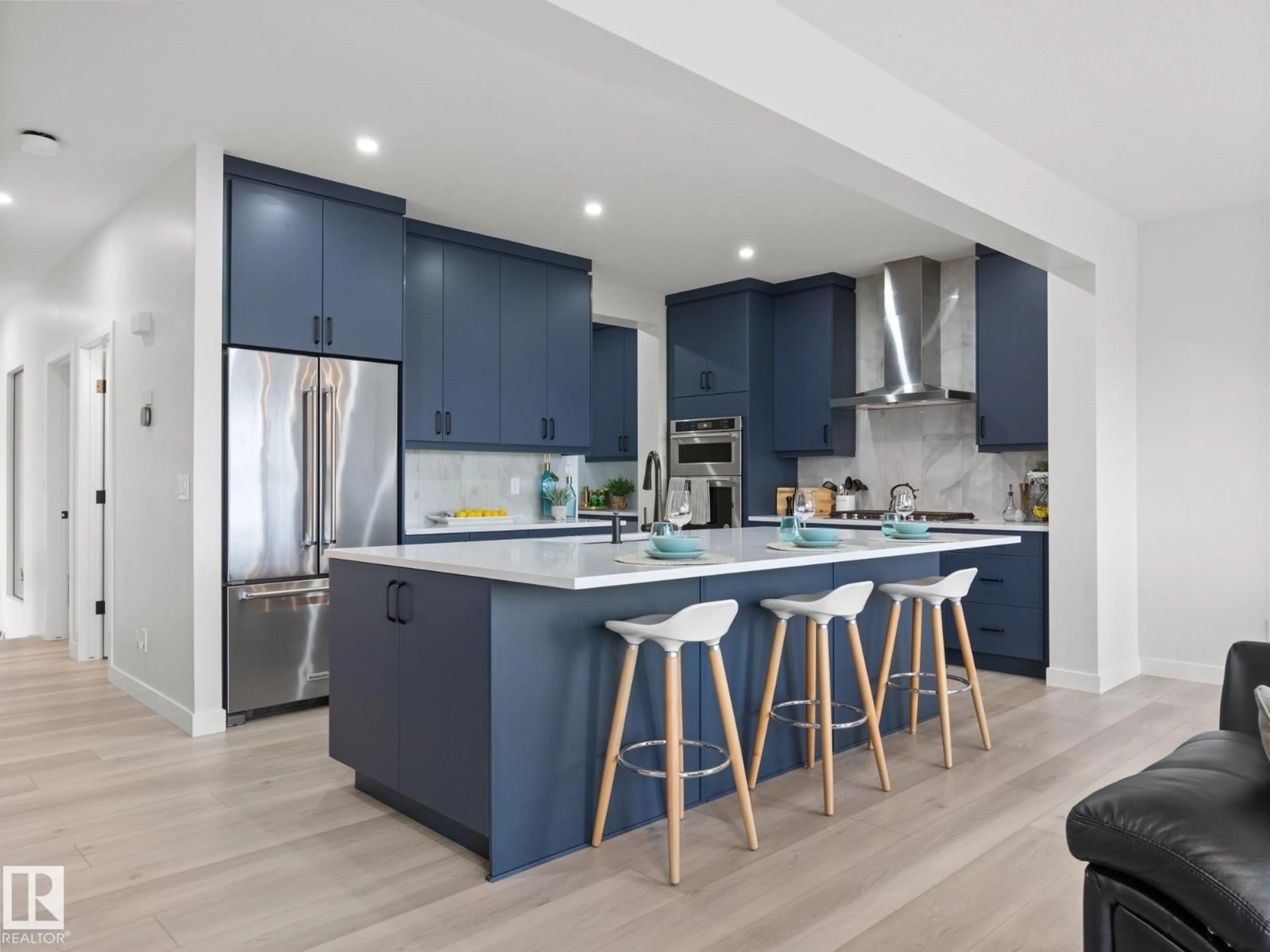 Contemporary kitchen, unknown for 20309 25A AV, Edmonton Alberta T6M1N8