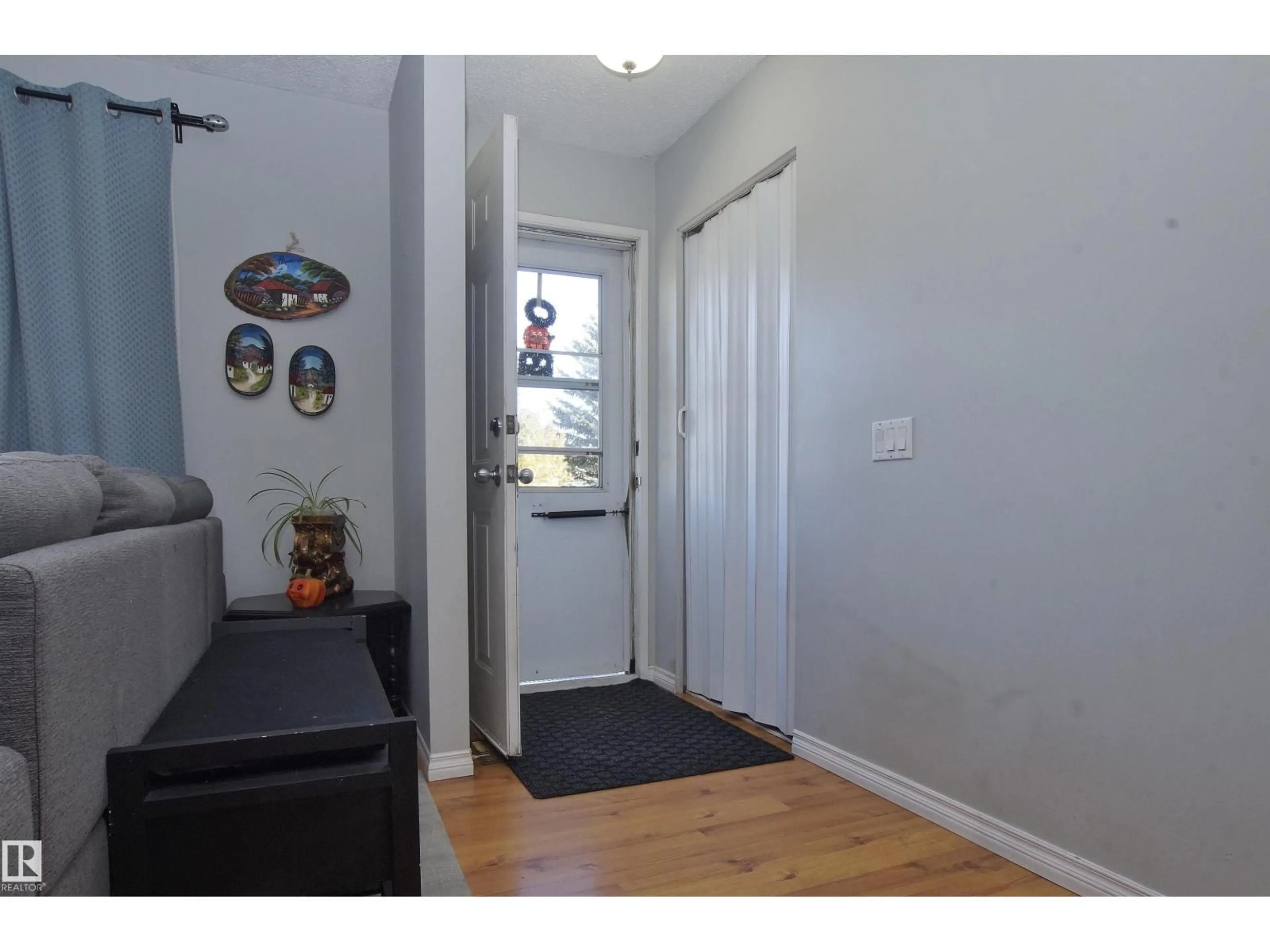 Indoor entryway for 190 CLAREVIEW RD, Edmonton Alberta T5A3Y5