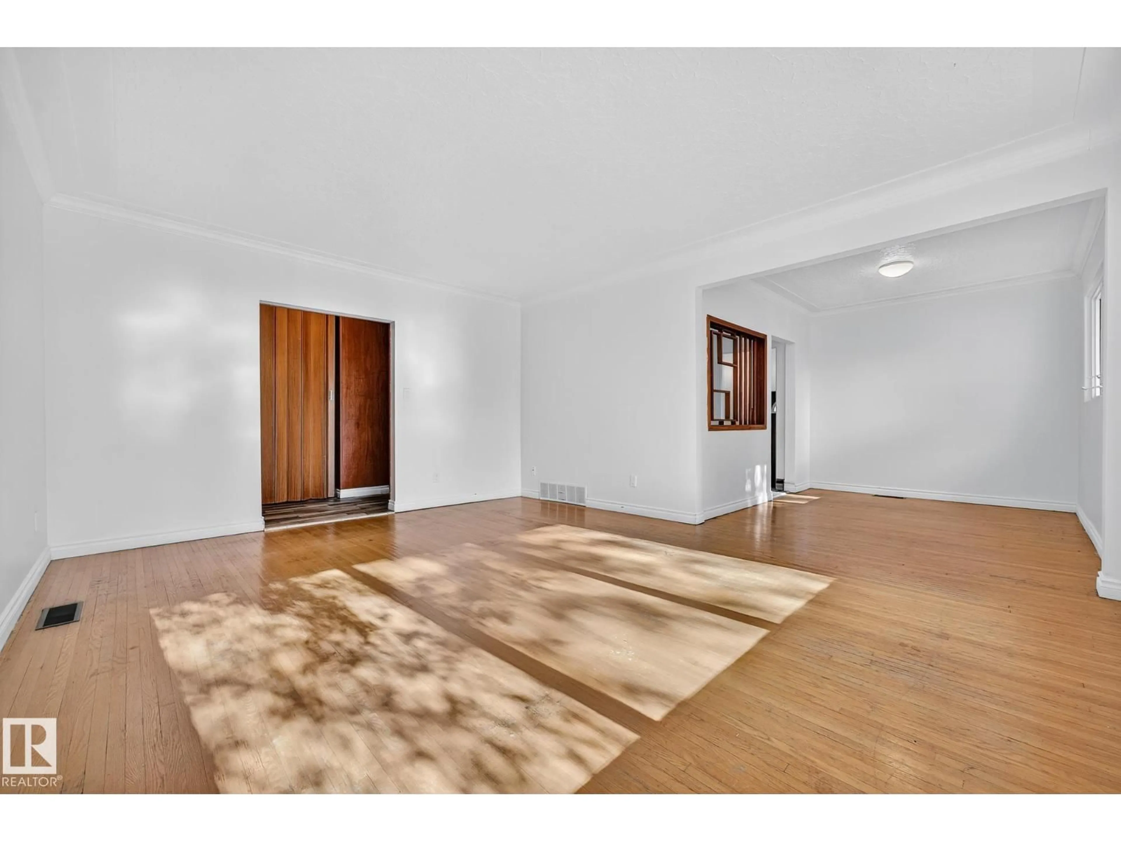 Indoor foyer for 13932 117 AV, Edmonton Alberta T5M3J4