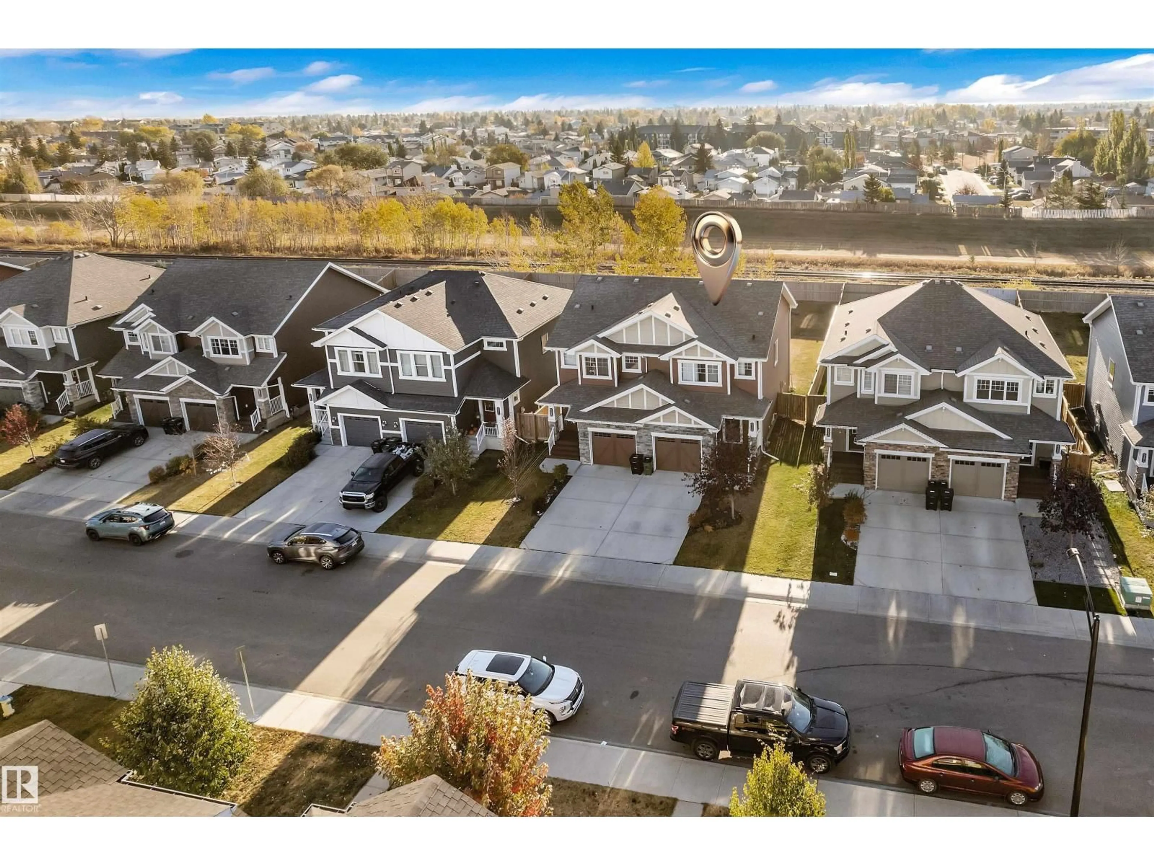 A pic from outside/outdoor area/front of a property/back of a property/a pic from drone, street for 533 EBBERS WAY NW, Edmonton Alberta T5Y3T8