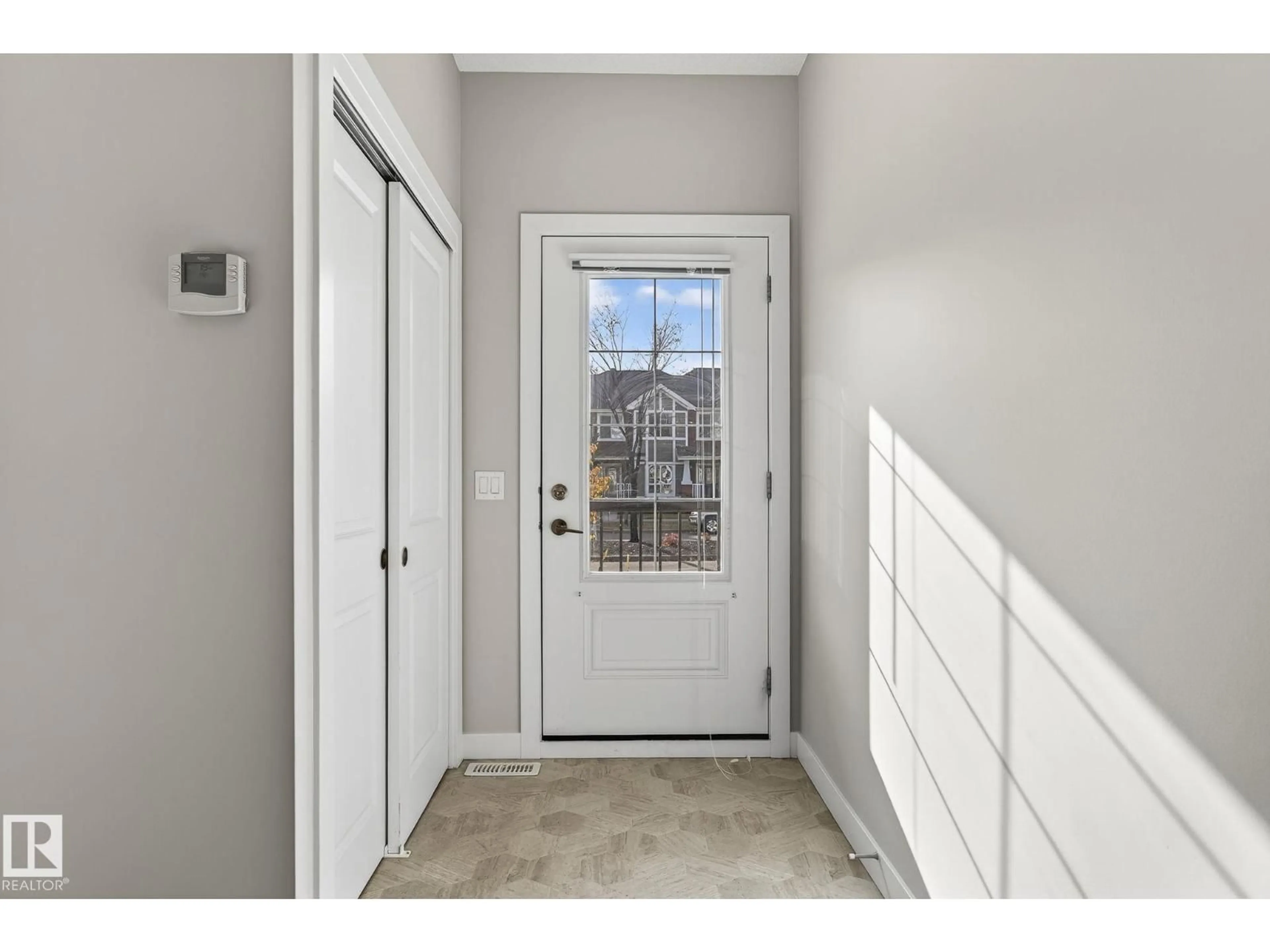 Indoor entryway for 1077 GAULT BOULEVARD, Edmonton Alberta T5E6W3