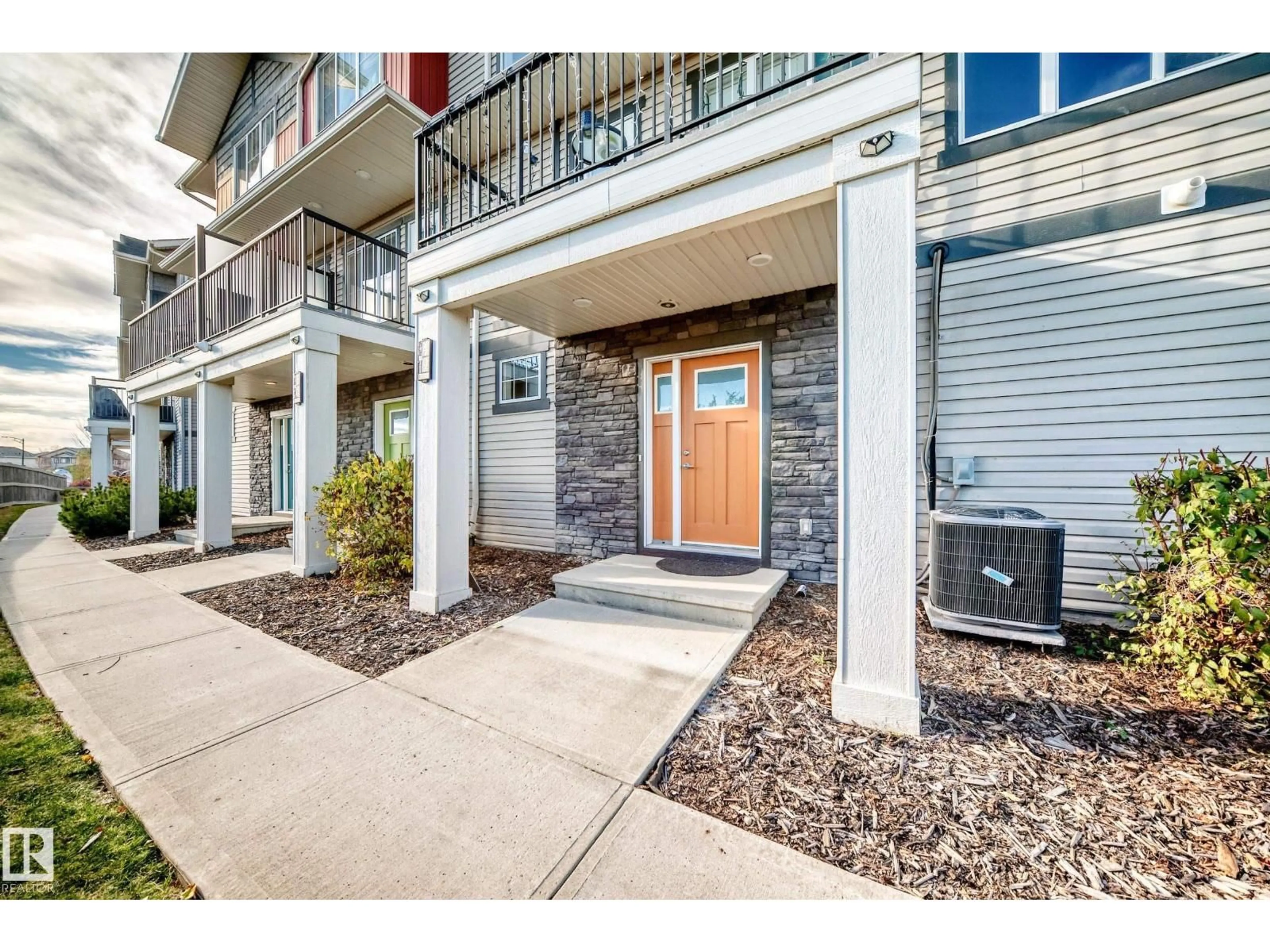 Indoor entryway for 49 165 CY BECKER BV, Edmonton Alberta T5Y3R4