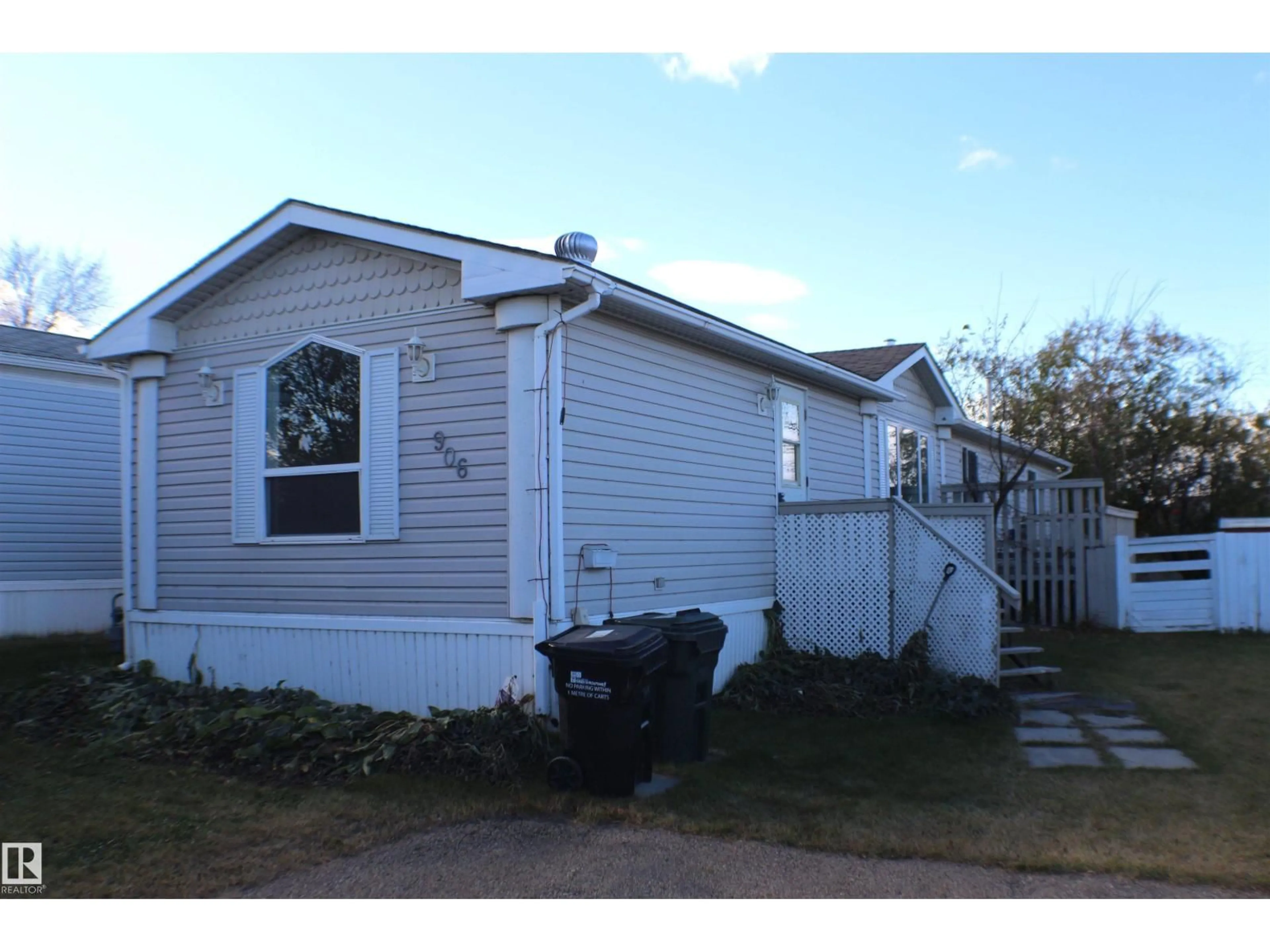 Home with vinyl exterior material, street for 906 JUBILEE CL, Sherwood Park Alberta T8H2G3