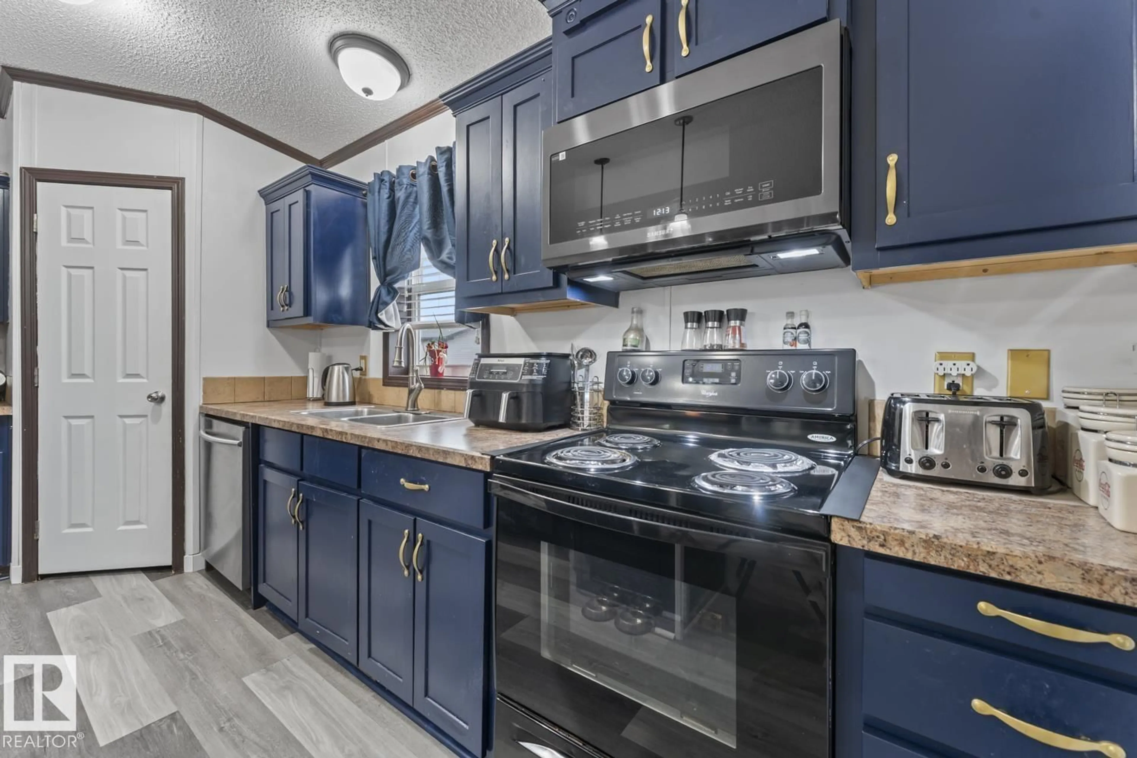 Standard kitchen, unknown for 4510 SNOWBIRD LN, Cold Lake Alberta T9M0C6