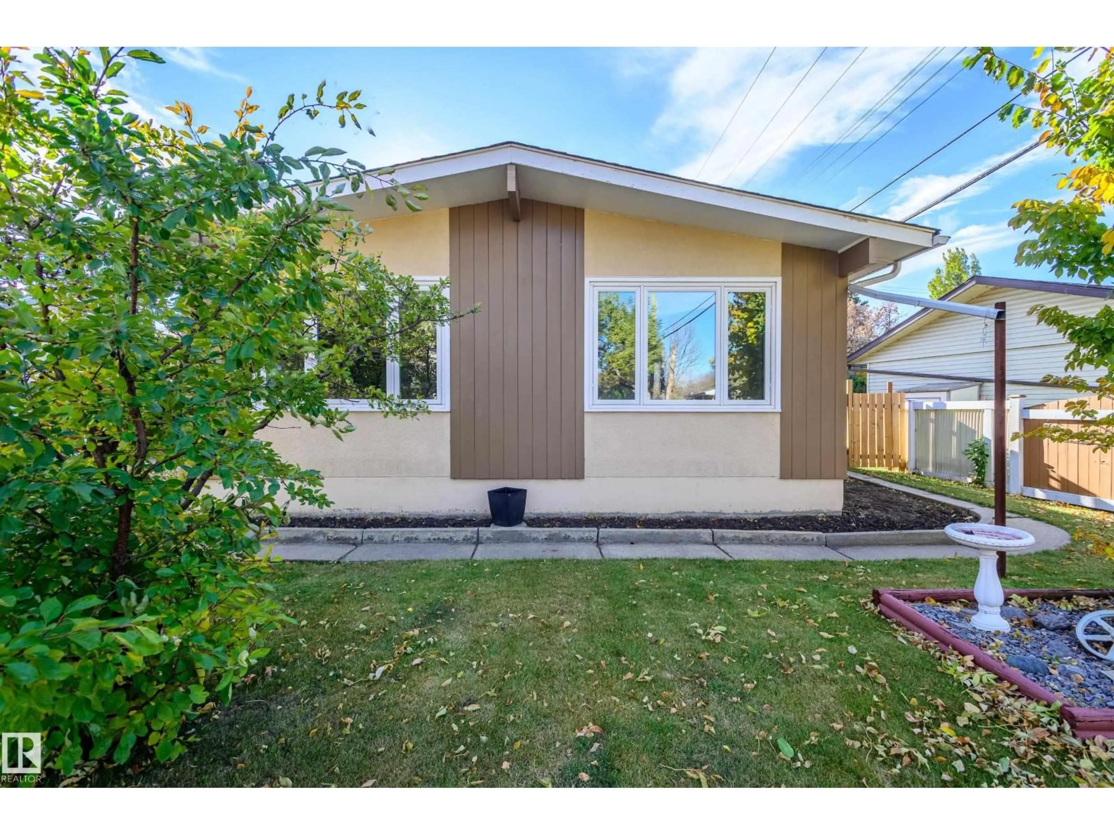 Home with vinyl exterior material, street for 20 GRANDVILLE AV, St. Albert Alberta T8N0T4
