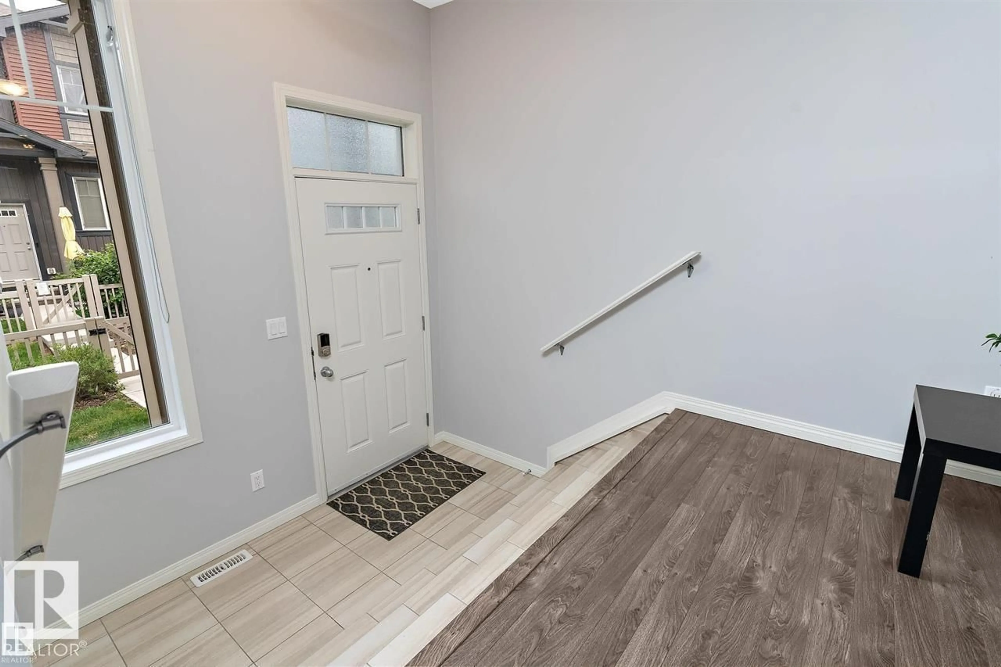 Indoor entryway for 3305 - 73 ORCHARDS LINK, Edmonton Alberta T6X2H1