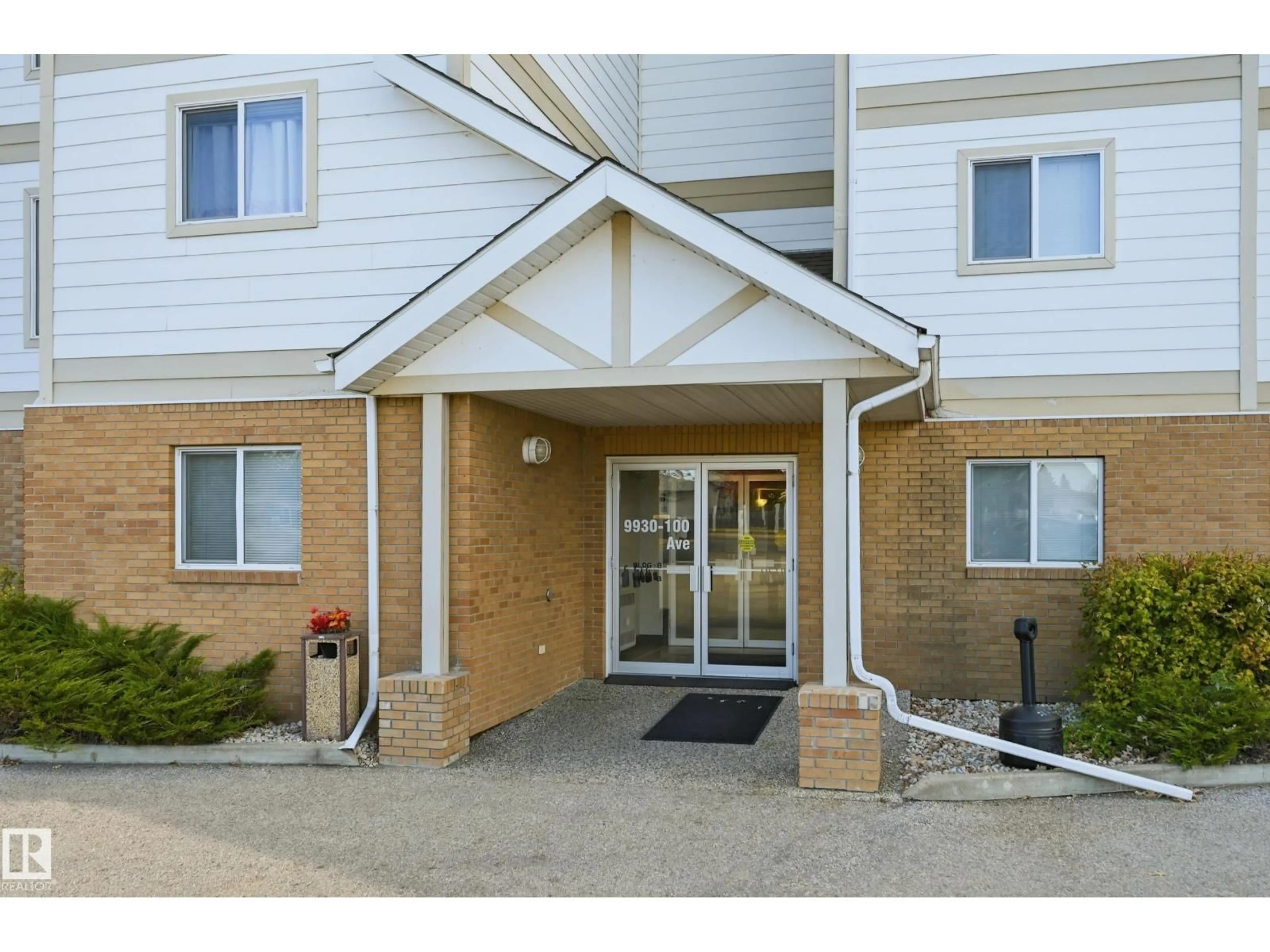 Indoor foyer for 211 - 9930 100, Fort Saskatchewan Alberta T8L4P3