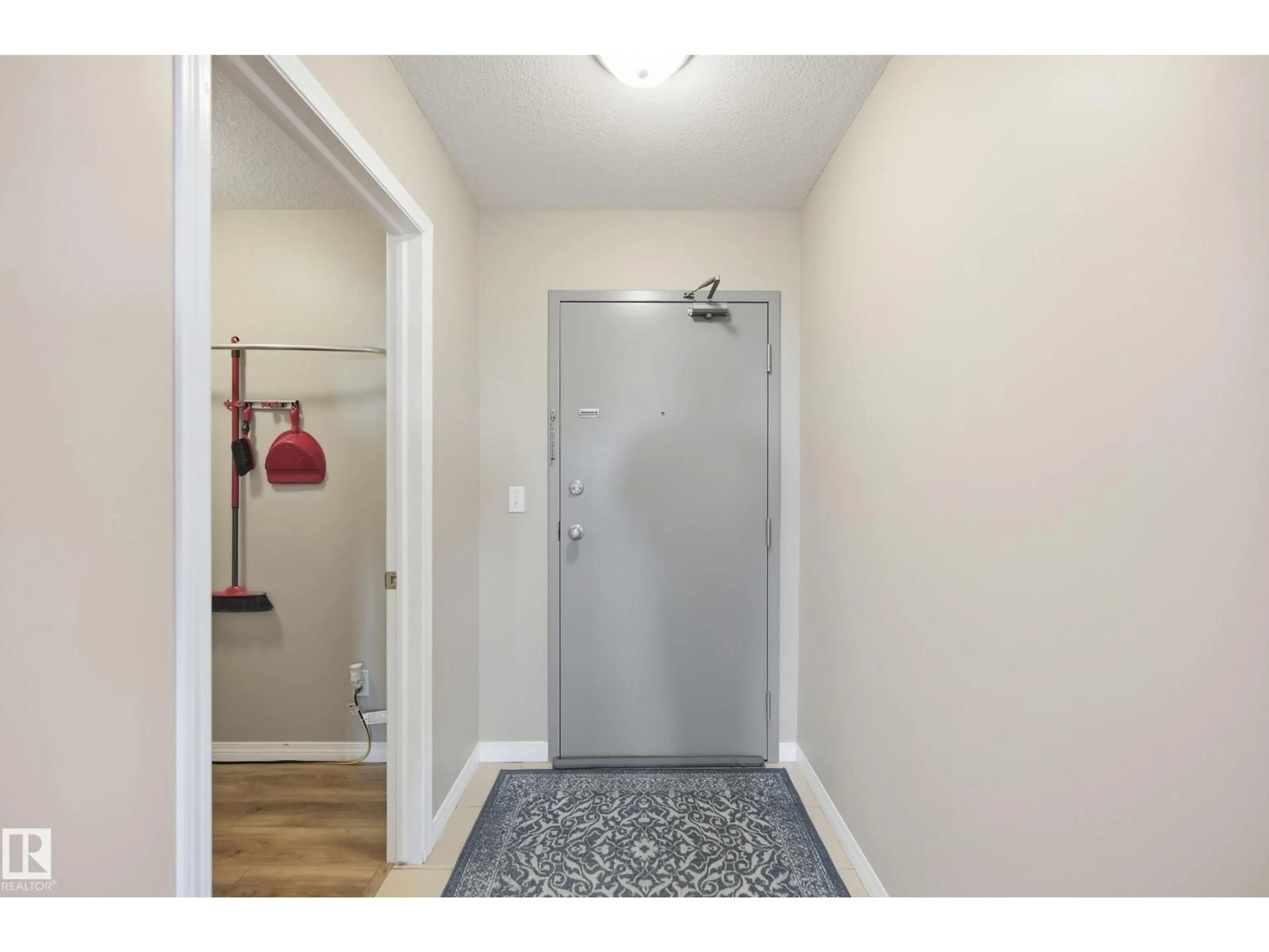 Indoor entryway for 211 - 9930 100, Fort Saskatchewan Alberta T8L4P3