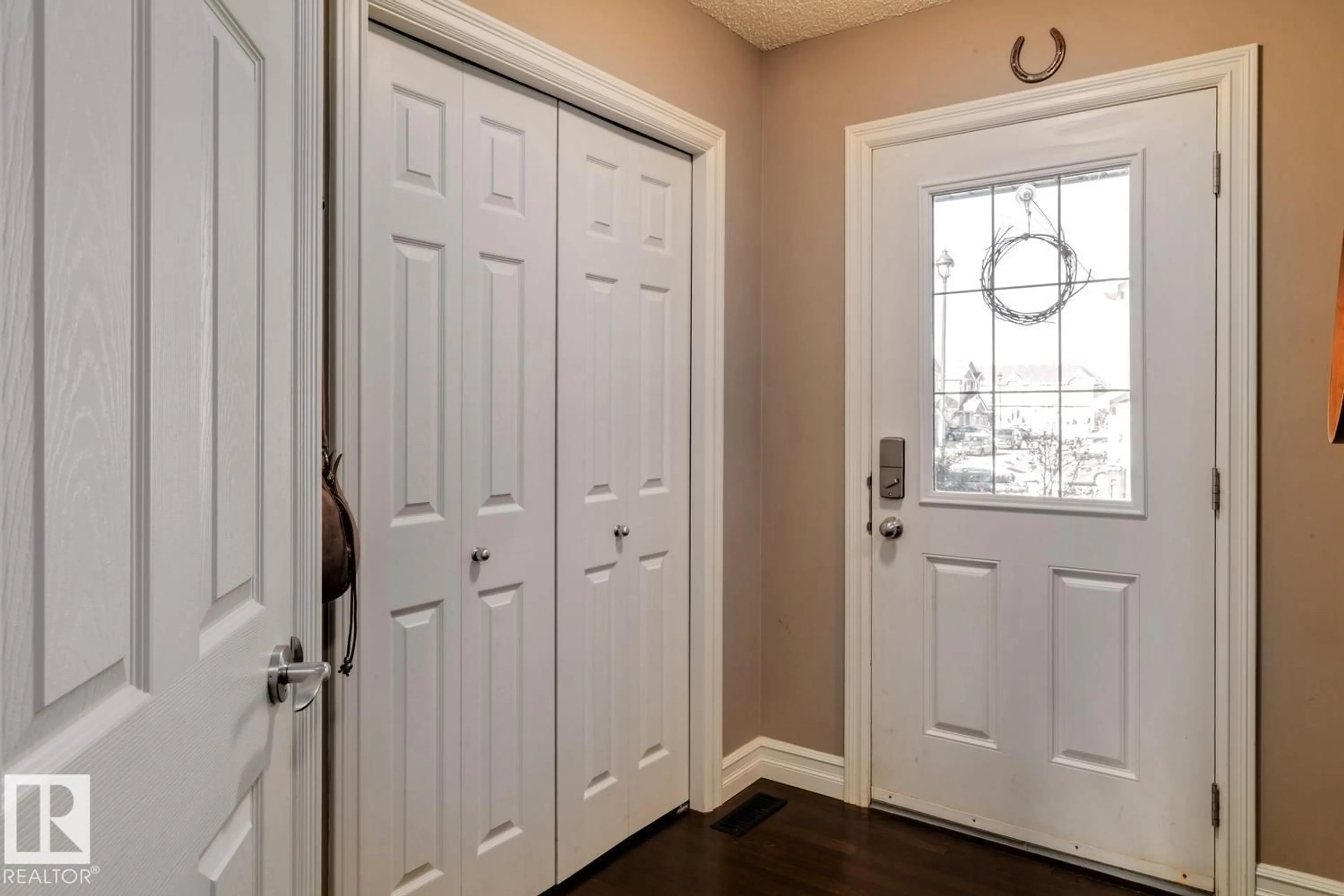 Indoor entryway for 71 219 CHARLOTTE WY, Sherwood Park Alberta T8H0T3