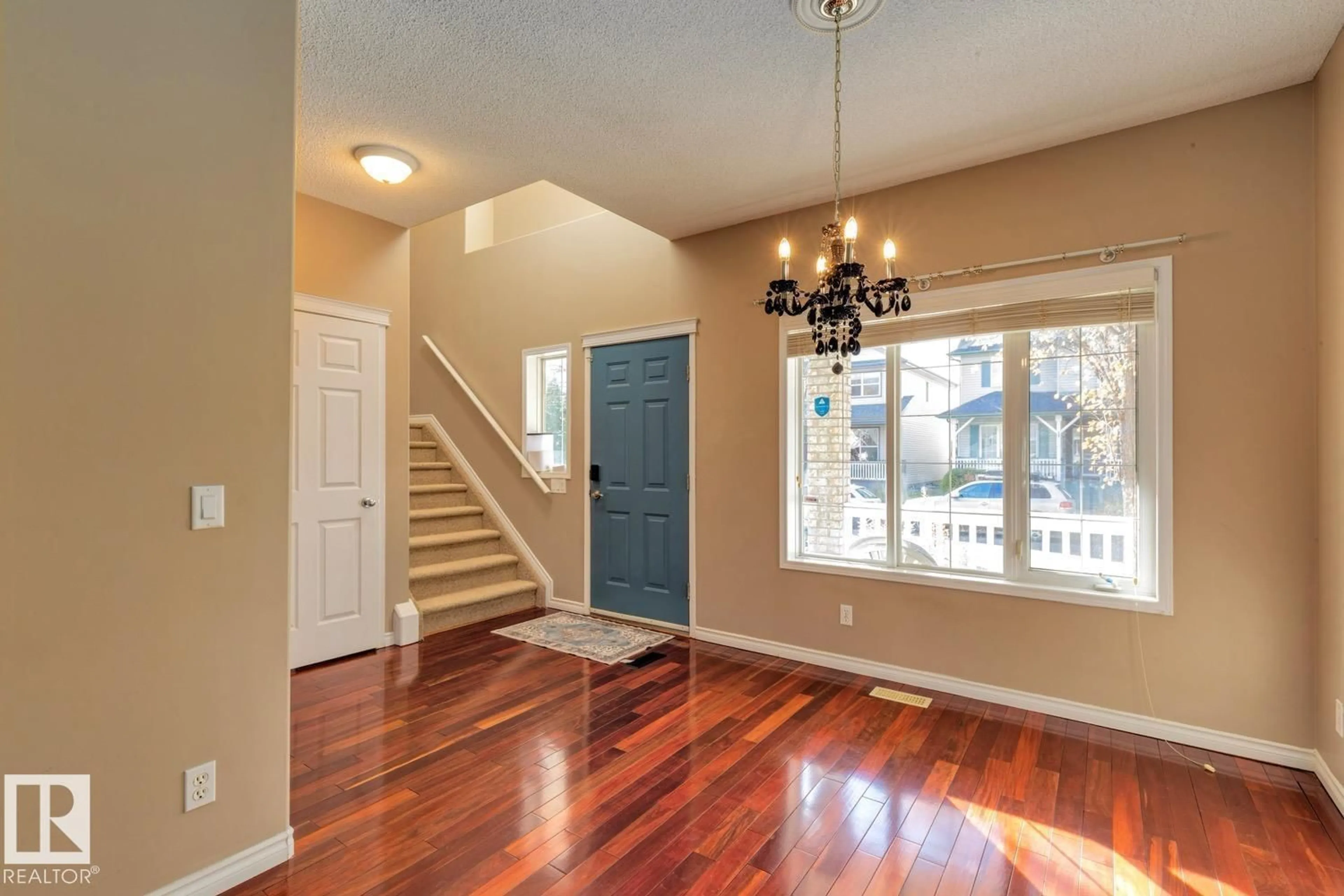 Indoor entryway for 9923 88 ST, Edmonton Alberta T5H4N1