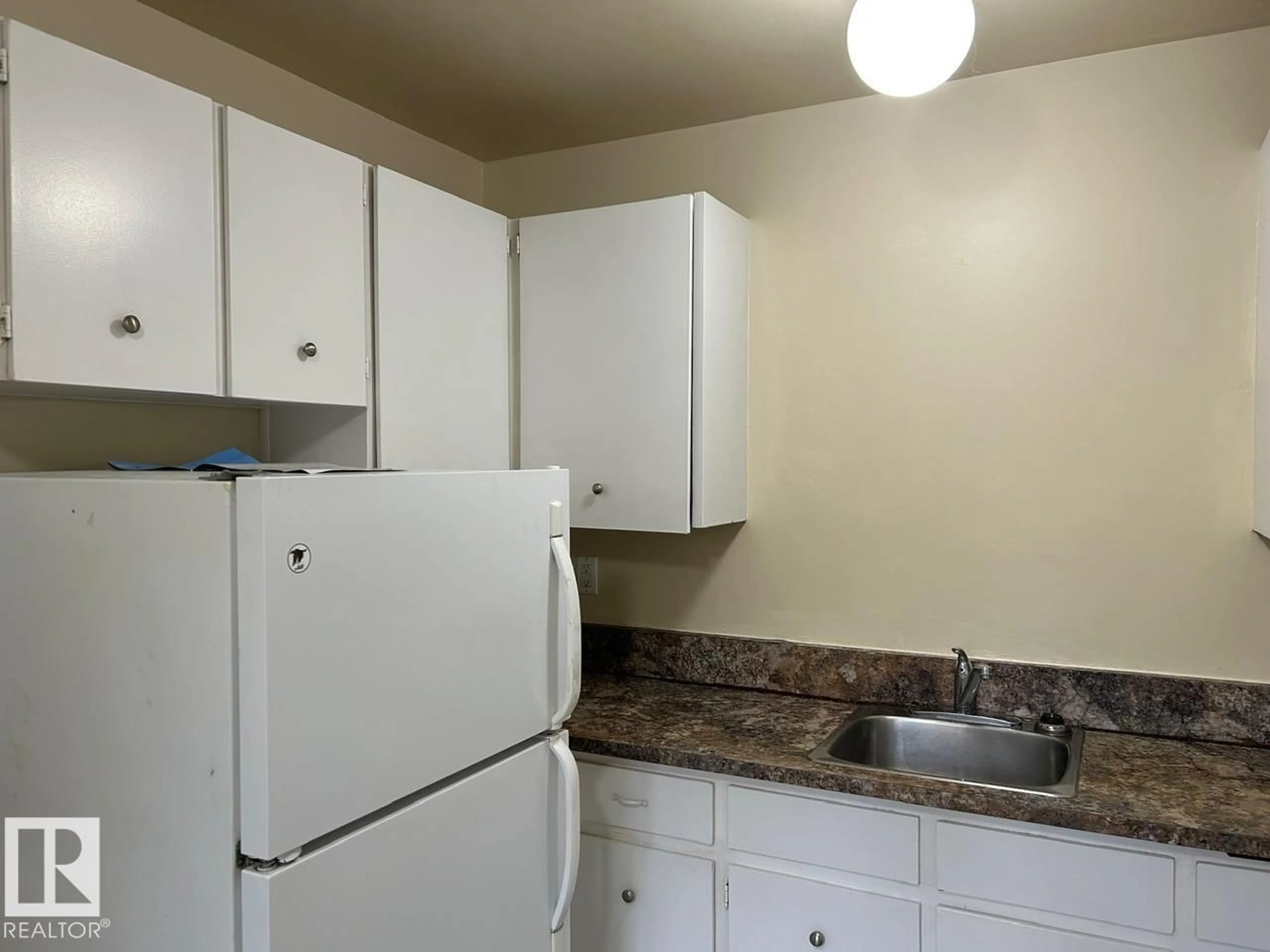 Standard kitchen, unknown for 130 ROSELAND VG NW, Edmonton Alberta T5E5R6