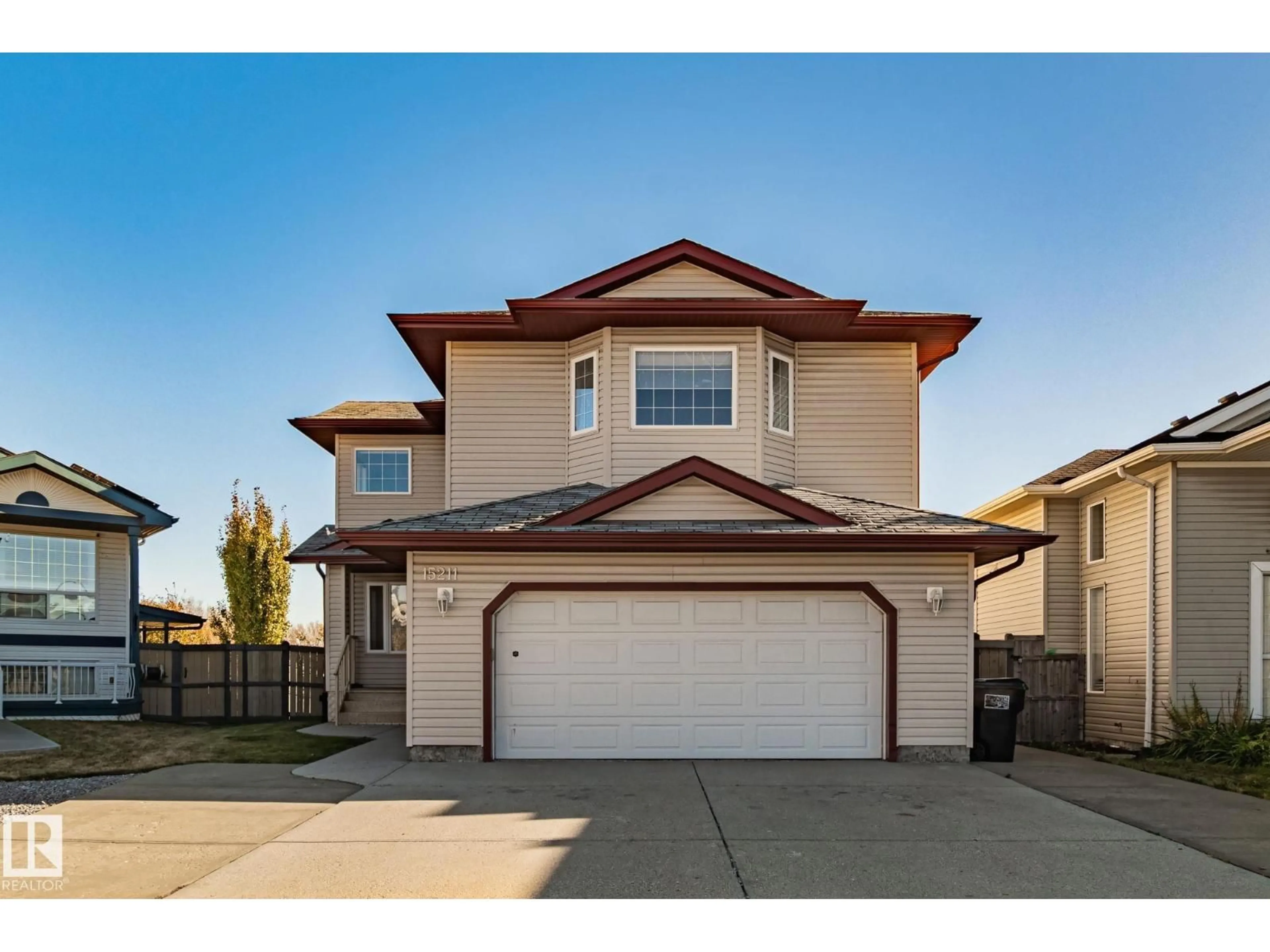 Home with vinyl exterior material, street for NW - 15211 44 ST, Edmonton Alberta T5Y3C4