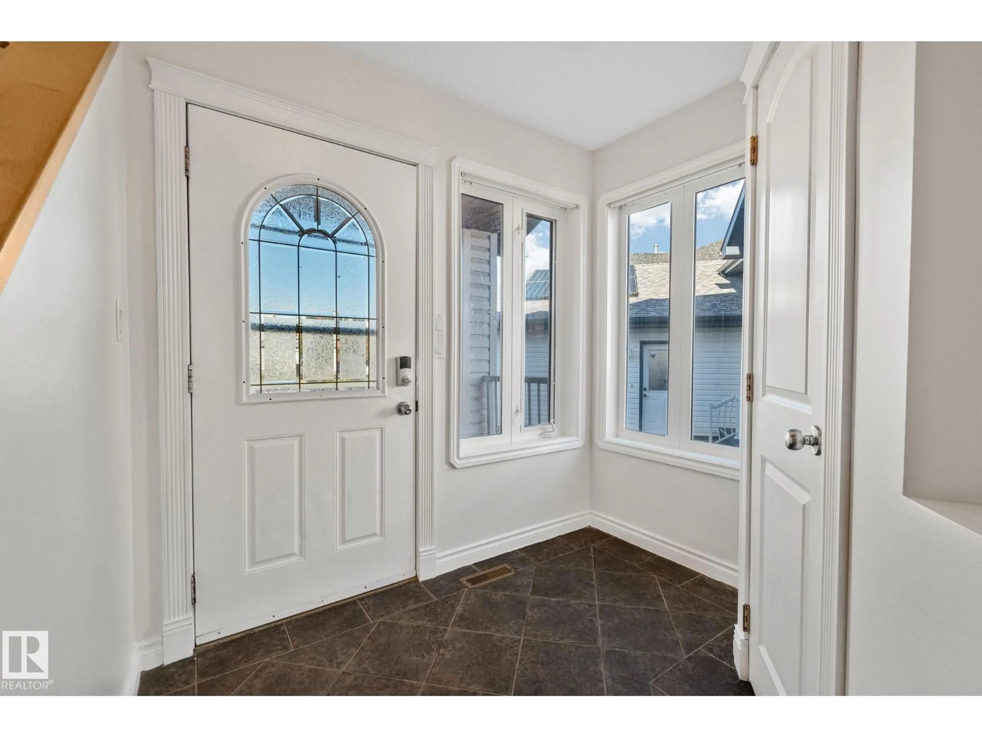 Indoor entryway for NW - 15211 44 ST, Edmonton Alberta T5Y3C4