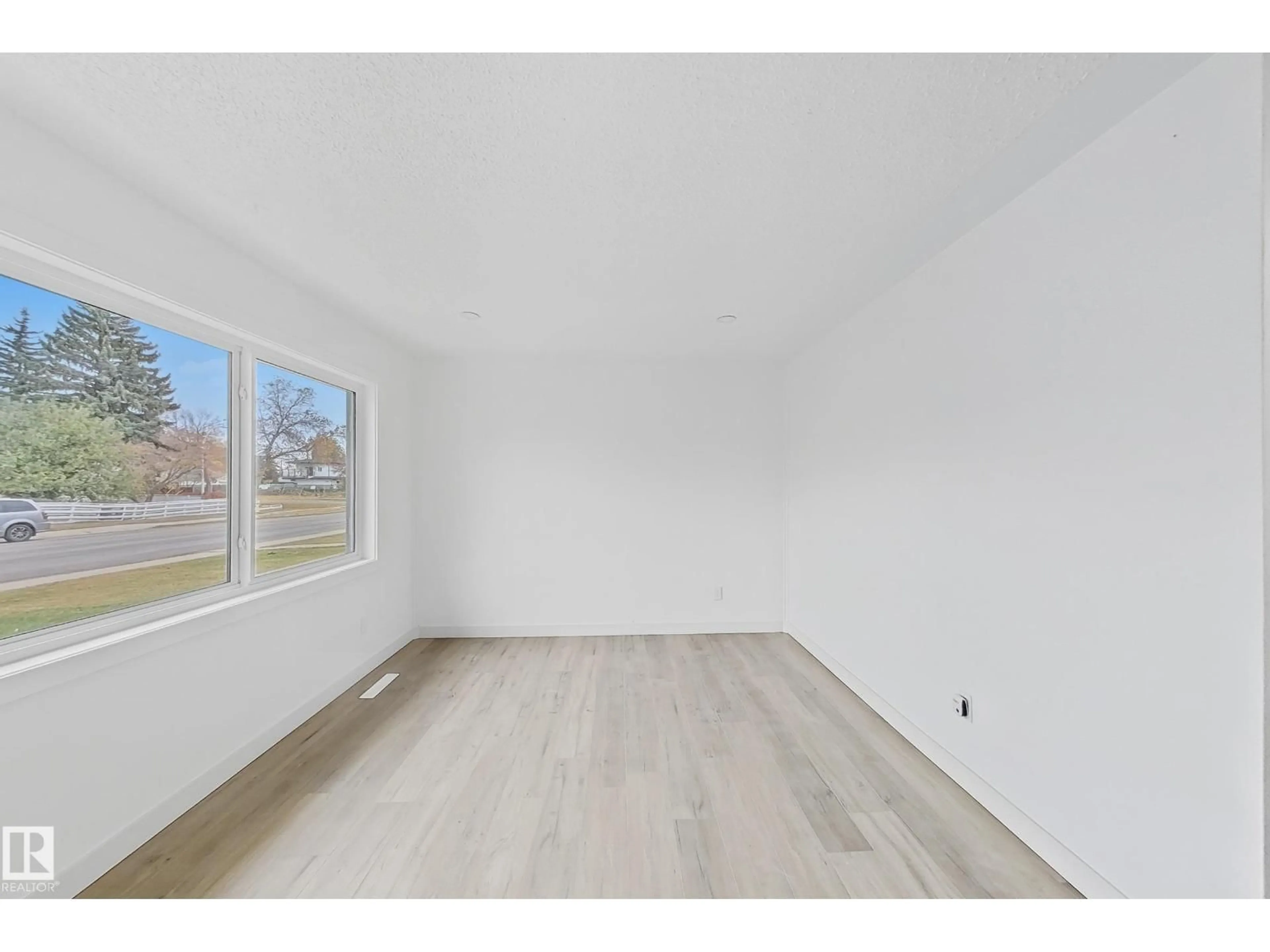 A pic of a room for 15911 108 AV, Edmonton Alberta T5P1A8