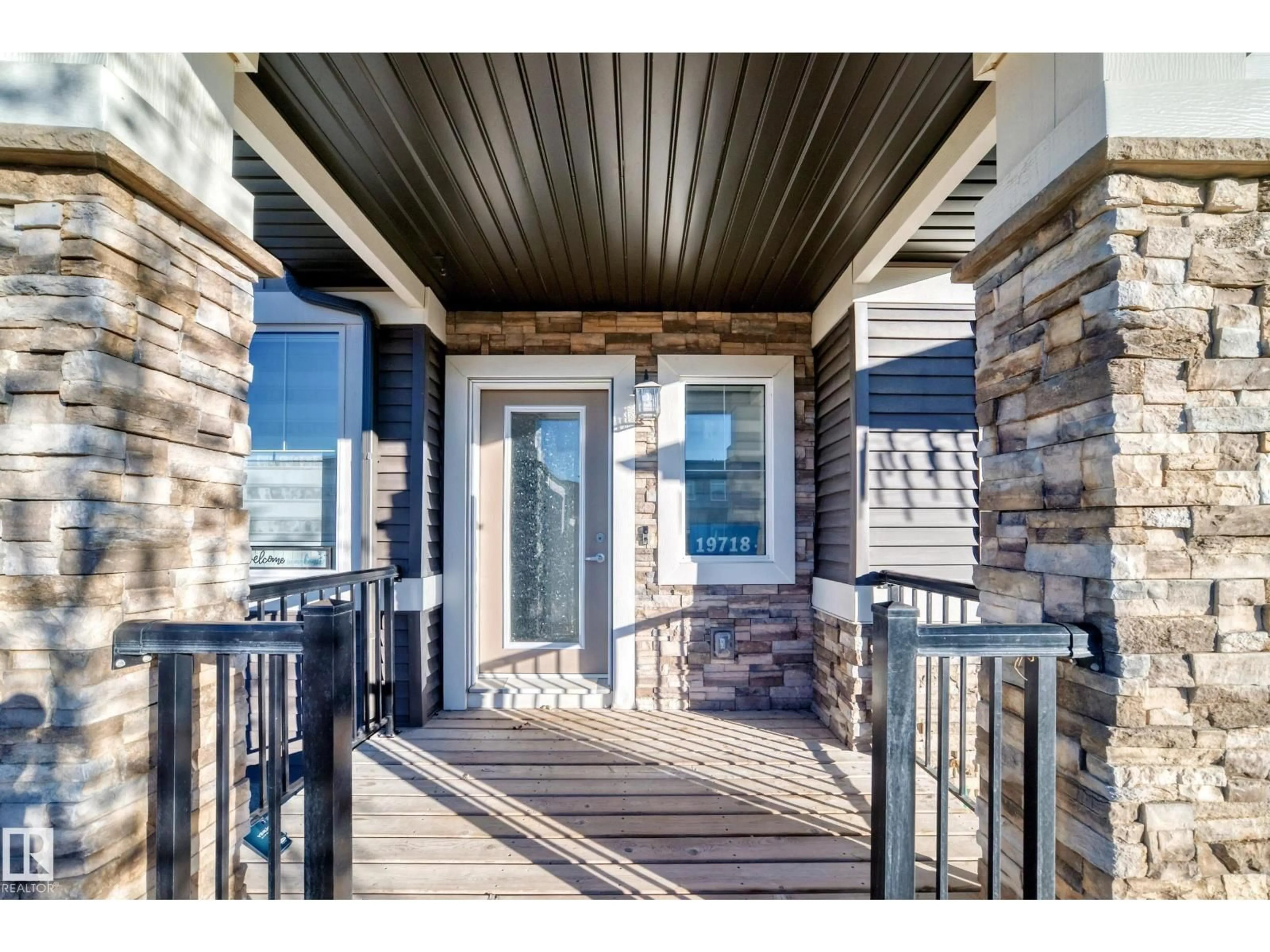 Indoor entryway for 19718 27 AV, Edmonton Alberta T6M0X1